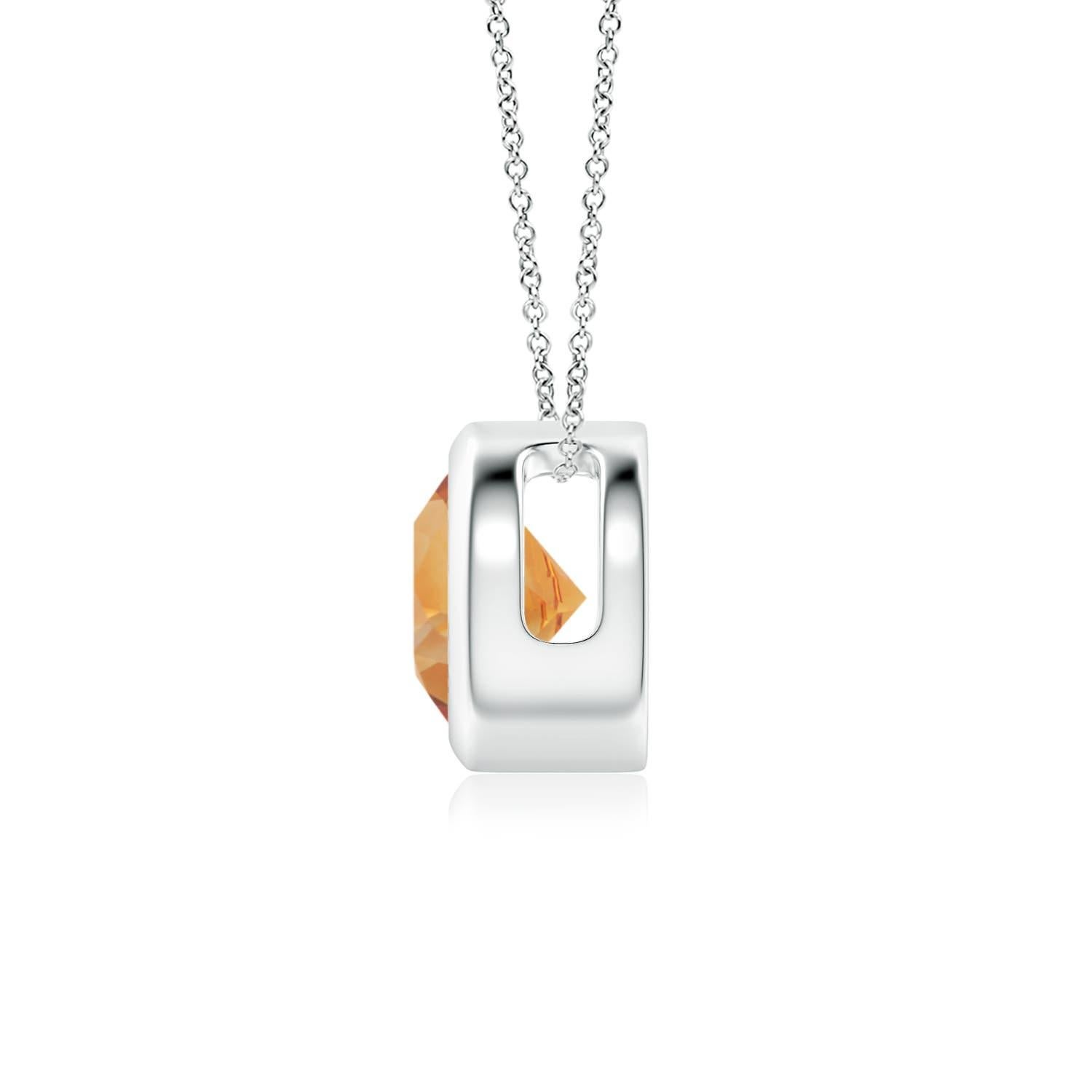Il citrino rotondo giallo miele sembra galleggiare sulla catena. È fissato in un castone in oro bianco 14k. Questo semplice ma seducente ciondolo di citrino è stato progettato per fare una dichiarazione elegante. Disponibile in diversi pesi di