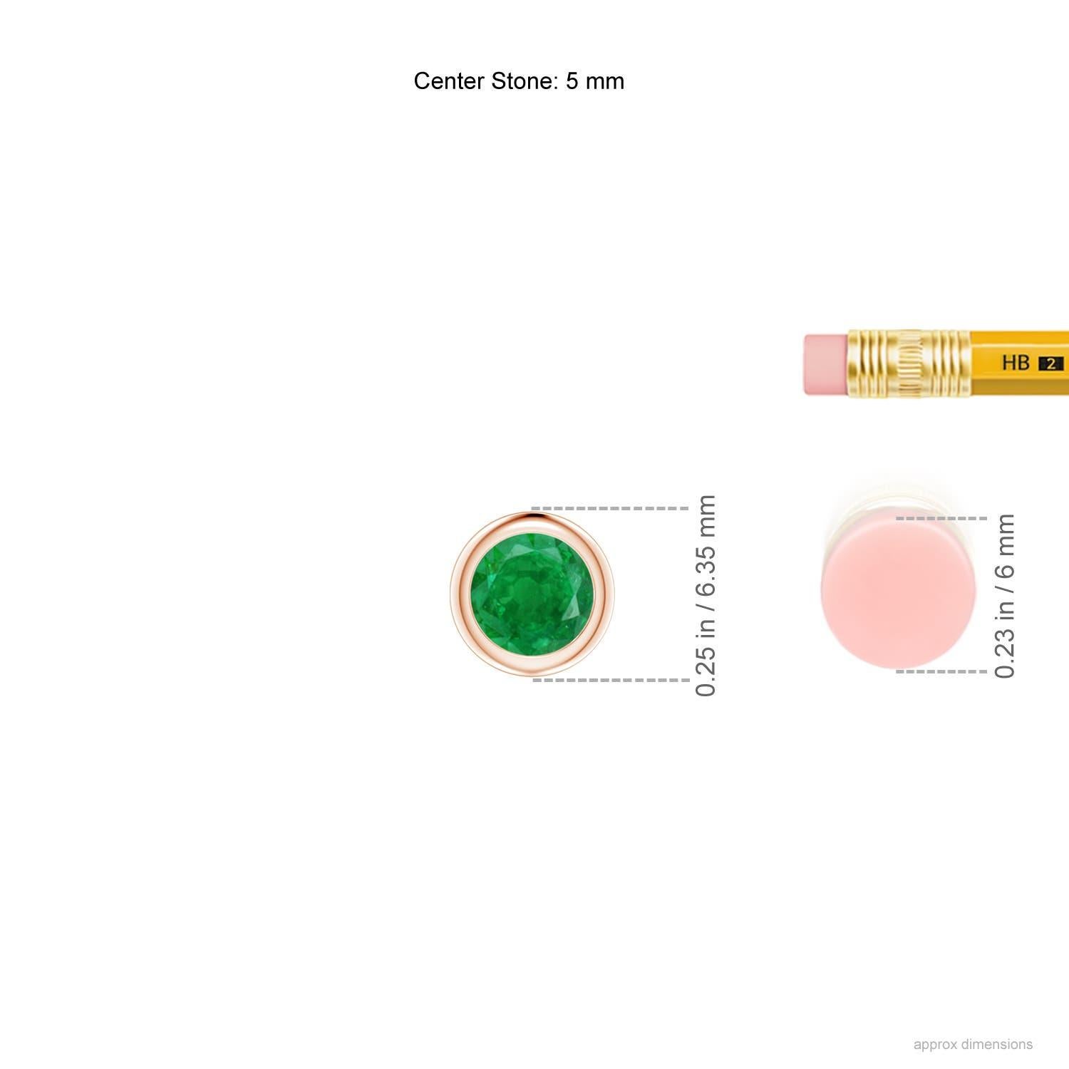Lo splendido design di questo classico ciondolo con smeraldo solitario fa sembrare che la pietra centrale fluttui sulla catena. Lo smeraldo verde intenso è incastonato in un castone. Realizzato in oro rosa 14k, questo ciondolo con smeraldo rotondo è