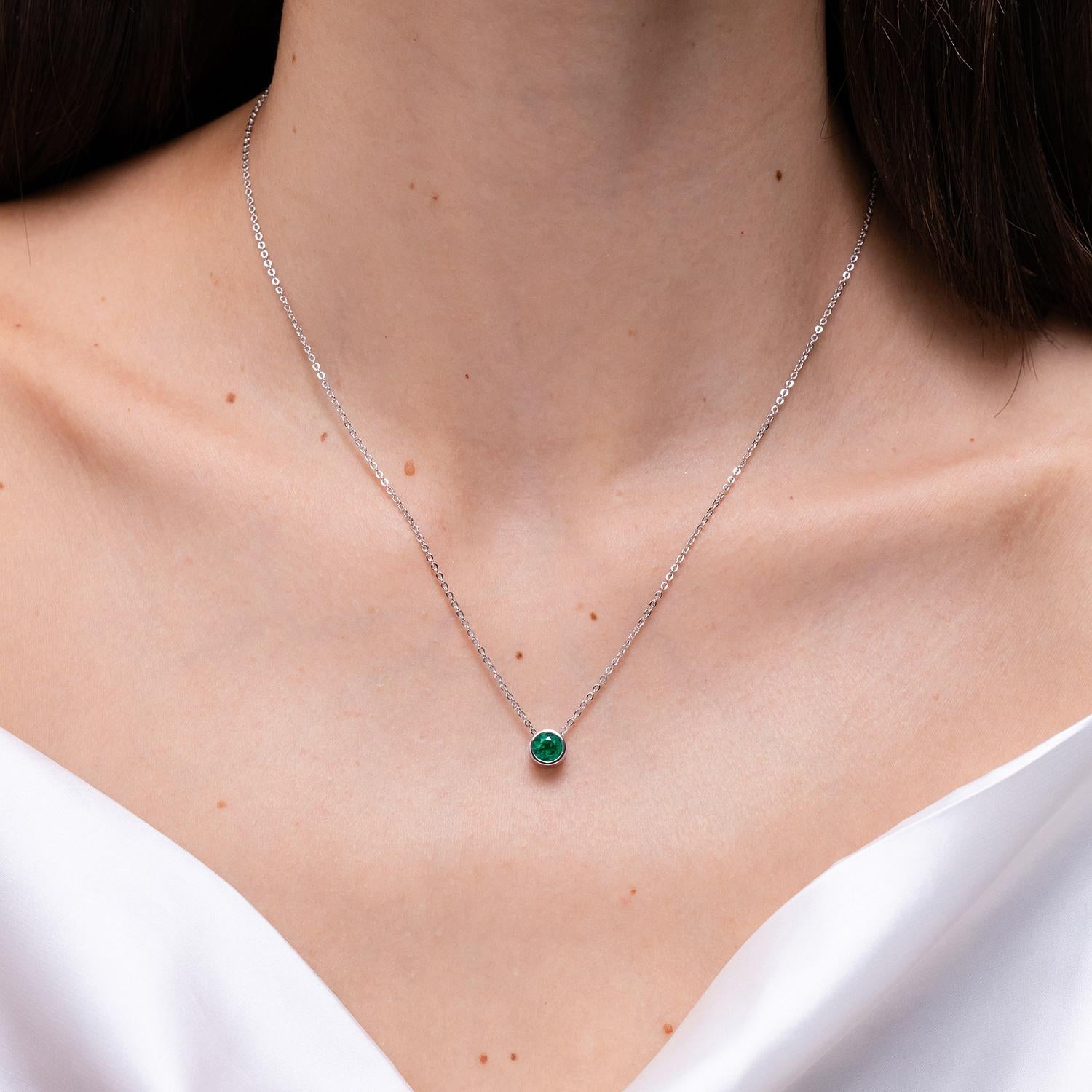Natural Bezel-Set Round Emerald Solitaire Pendant in Platinum (4mm) In New Condition For Sale In Los Angeles, CA