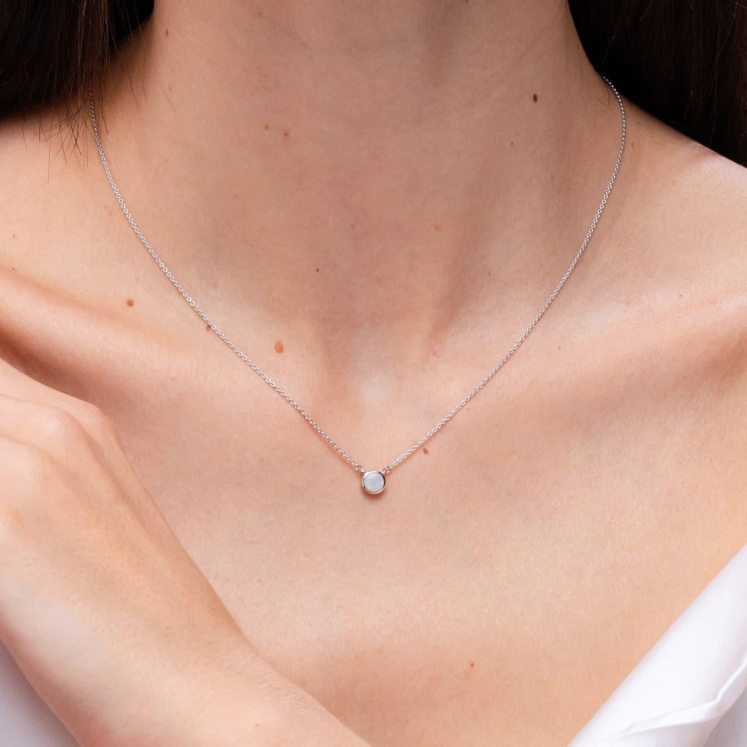 Taglio rotondo Collana con solitario di opale rotondo Nature incastonato in oro rosa 18 carati in vendita