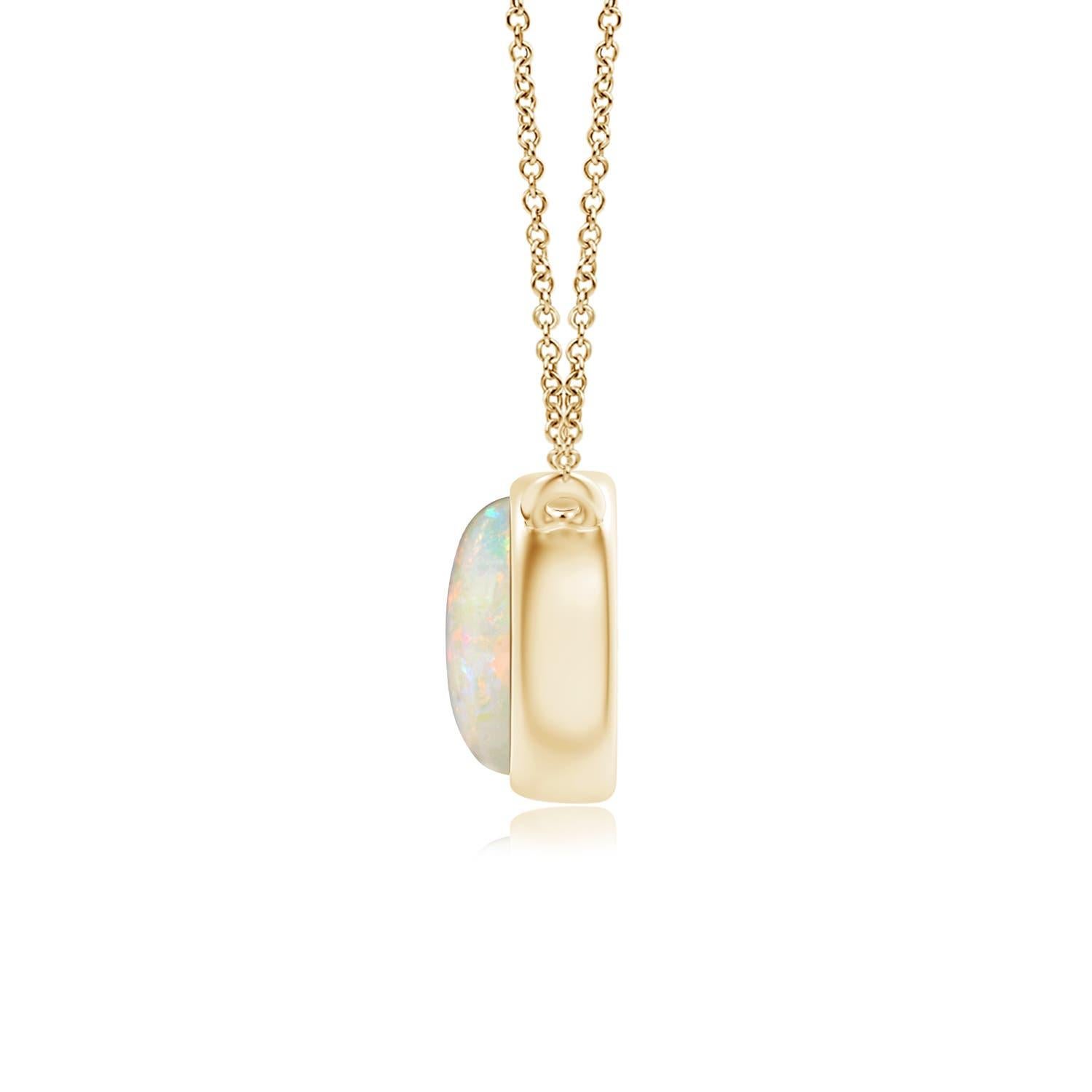 Caratterizzata da un design semplice ma elegante, questa collana con solitario di opale in oro giallo 18k ti affascinerà sicuramente. L'opale cabochon incastonato nella lunetta affascina con il suo delizioso gioco di colori. Disponibile in diversi