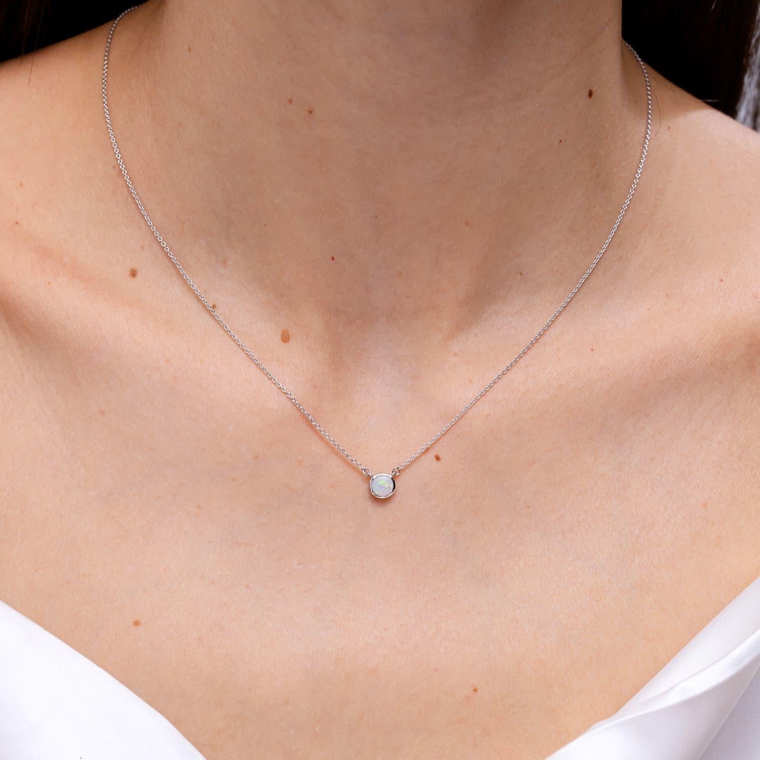 Moderno Collana con solitario di opale rotondo Nature incastonato in oro giallo 18 carati in vendita
