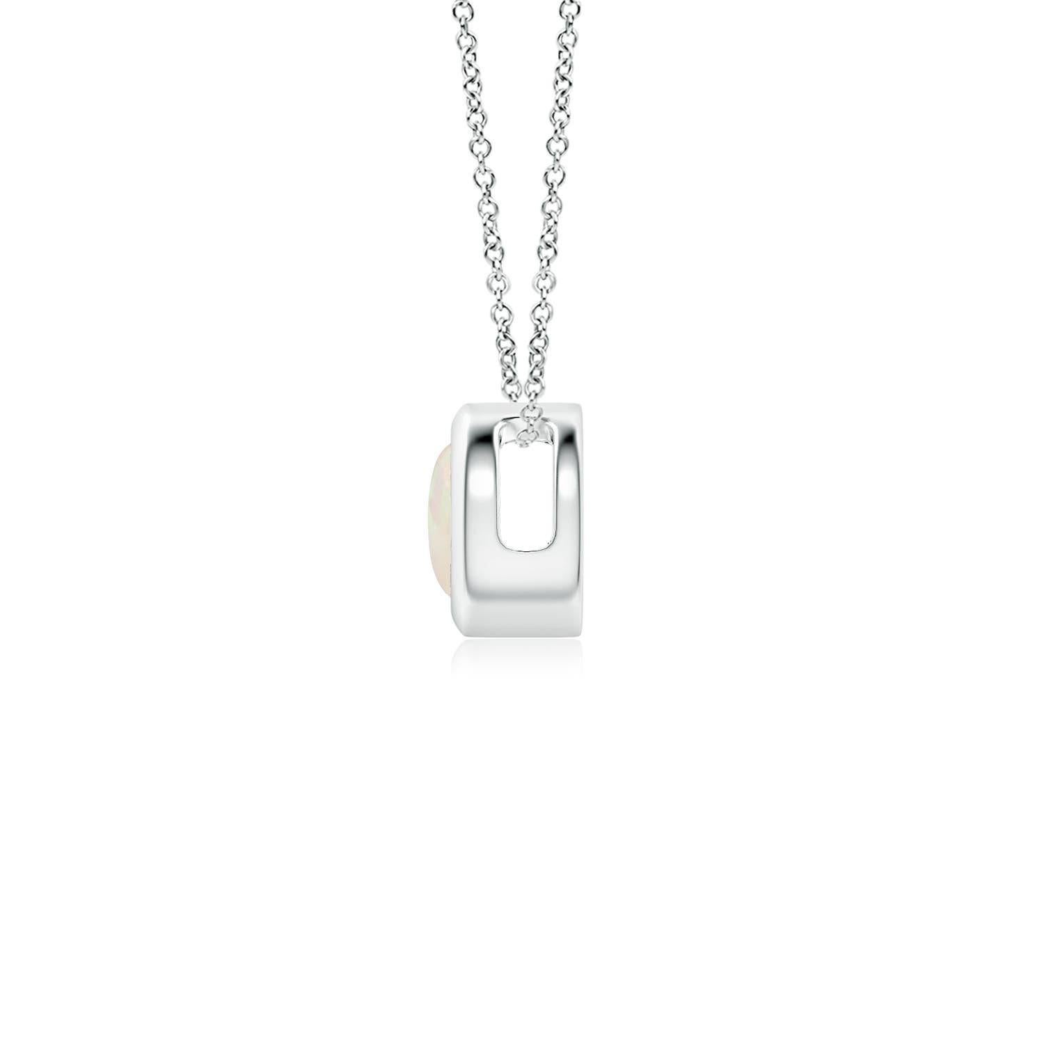 L'opale ronde semble flotter sur la chaîne. Il est fixé dans une lunette en platine. Ce pendentif en opale, à la fois simple et séduisant, est conçu pour apporter une touche d'élégance grâce à son jeu de couleurs époustouflant. Disponible en