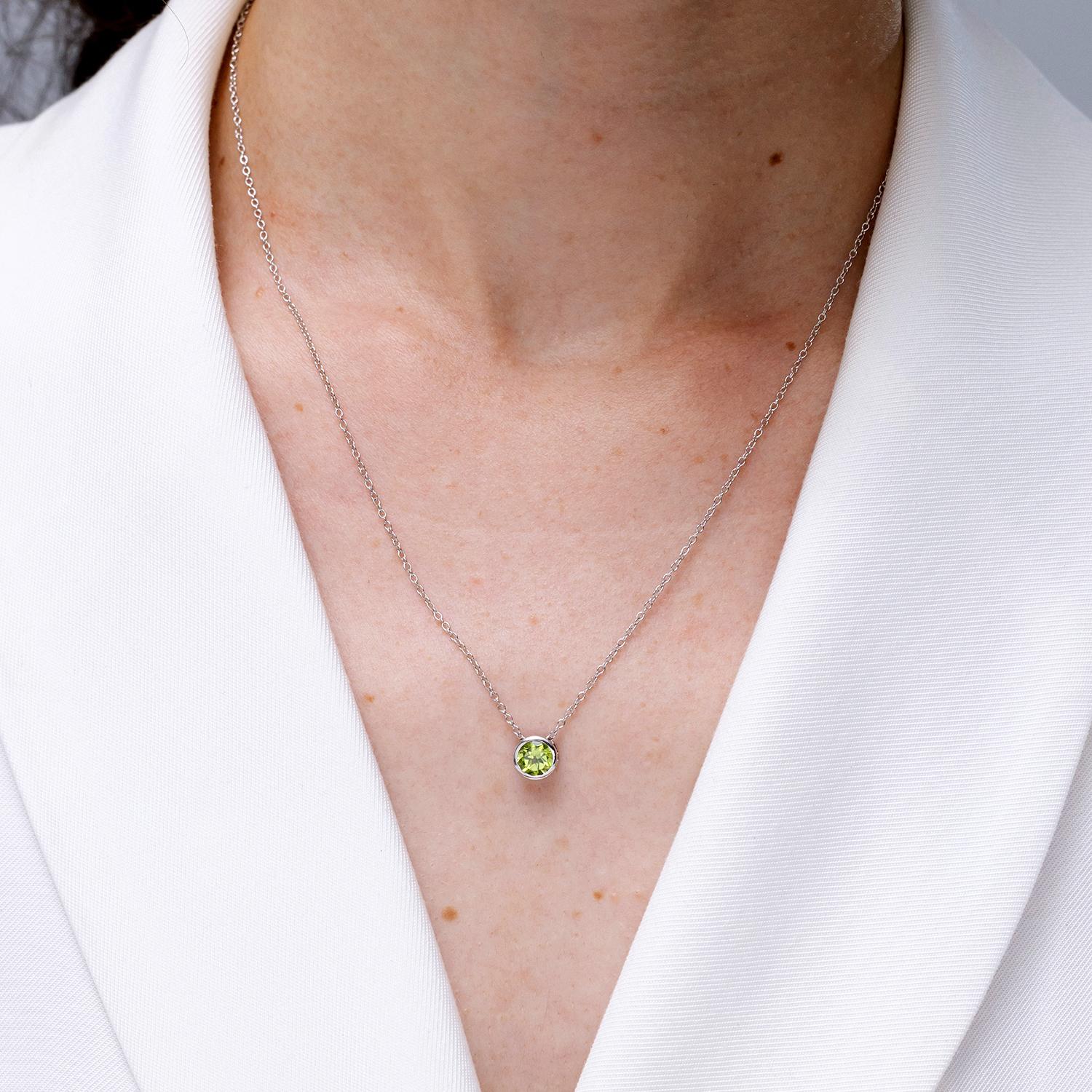 Pendentif solitaire en or jaune 14 carats avec péridot rond serti sur le chaton Pour femmes en vente