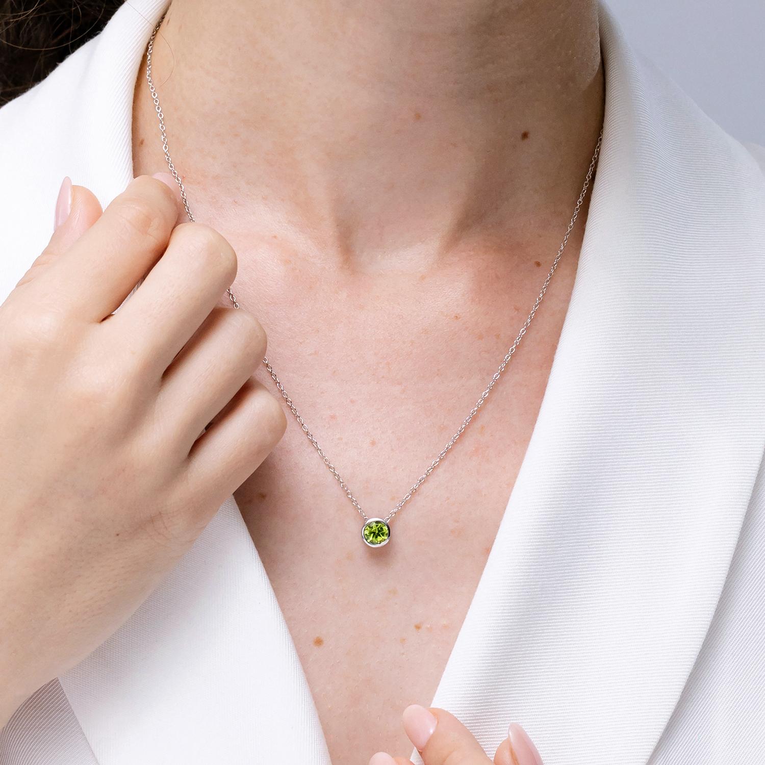 Pendentif solitaire en or jaune 14 carats avec péridot rond serti sur le chaton en vente 1