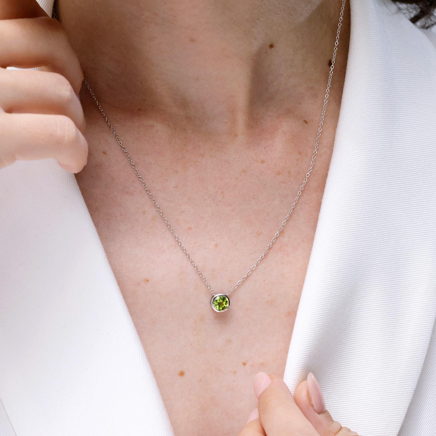 Pendentif solitaire en or jaune 14 carats avec péridot rond serti sur le chaton en vente 2