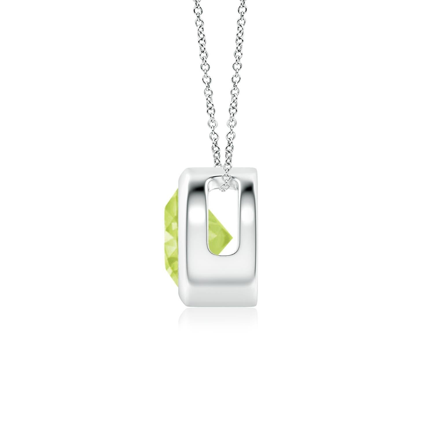 Le péridot rond vert olive semble flotter sur la chaîne. Il est fixé dans une lunette en platine. Ce pendentif en péridot, à la fois simple et séduisant, est conçu pour faire une déclaration élégante. Disponible en différents poids de carats. 

Le
