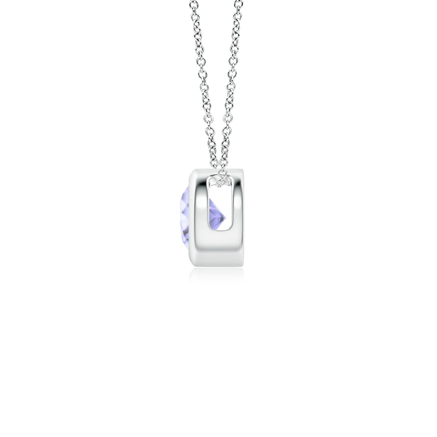 Le magnifique design de ce pendentif solitaire classique en tanzanite donne l'impression que la pierre centrale flotte sur la chaîne. La gemme bleu-violet rayonnante est fixée dans une monture à chaton. Réalisé en platine, ce pendentif rond en
