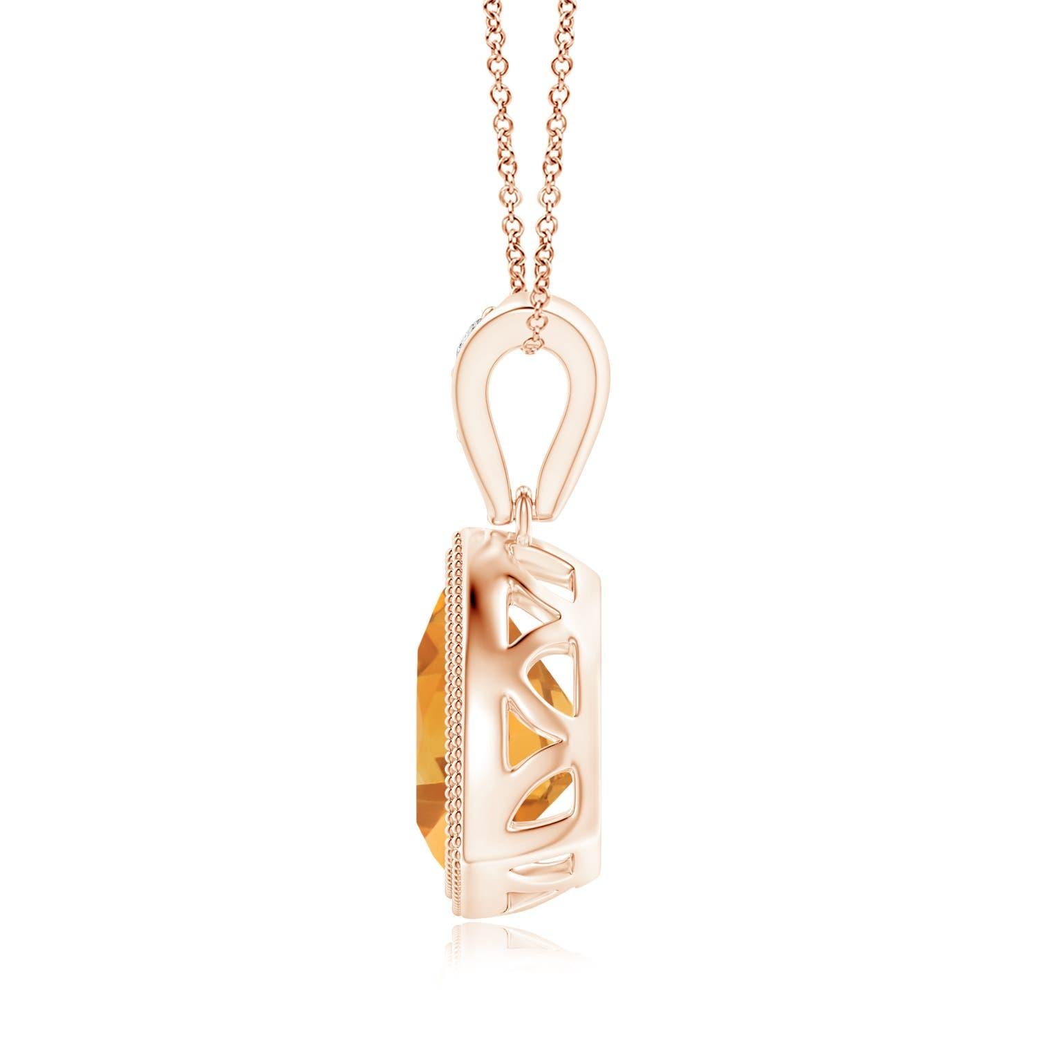 Questo ciondolo a forma di trilione di citrini, che pende da una balla tempestata di diamanti, è un pezzo invidiabile. È realizzato in oro rosa 14 carati con un'intricata lavorazione a grana intorno alla gemma. Il trilione di citrino giallo-oro è