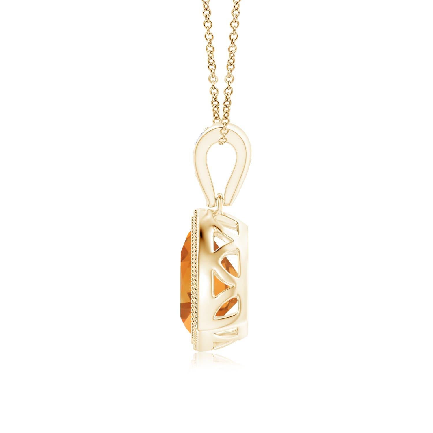 Questo ciondolo a forma di trilione di citrini, che pende da una balla tempestata di diamanti, è un pezzo invidiabile. È realizzato in oro giallo 14 carati con un'intricata lavorazione a grana grossa intorno alla gemma. Il trilione di citrino