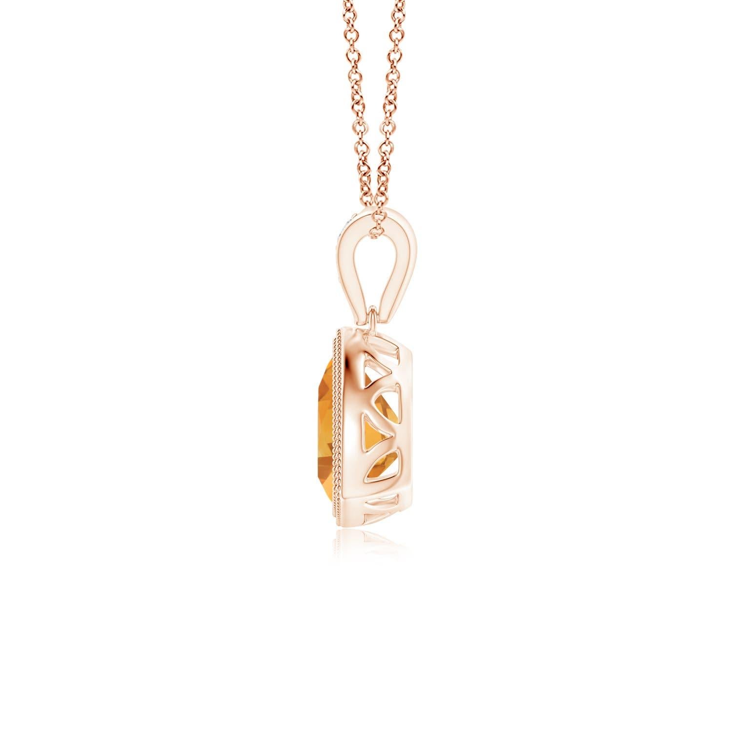 Questo ciondolo a forma di trilione di citrini, che pende da una balla tempestata di diamanti, è un pezzo invidiabile. È realizzato in oro rosa 18 carati con un'intricata lavorazione a grana intorno alla gemma. Il trilione di citrino giallo-oro è