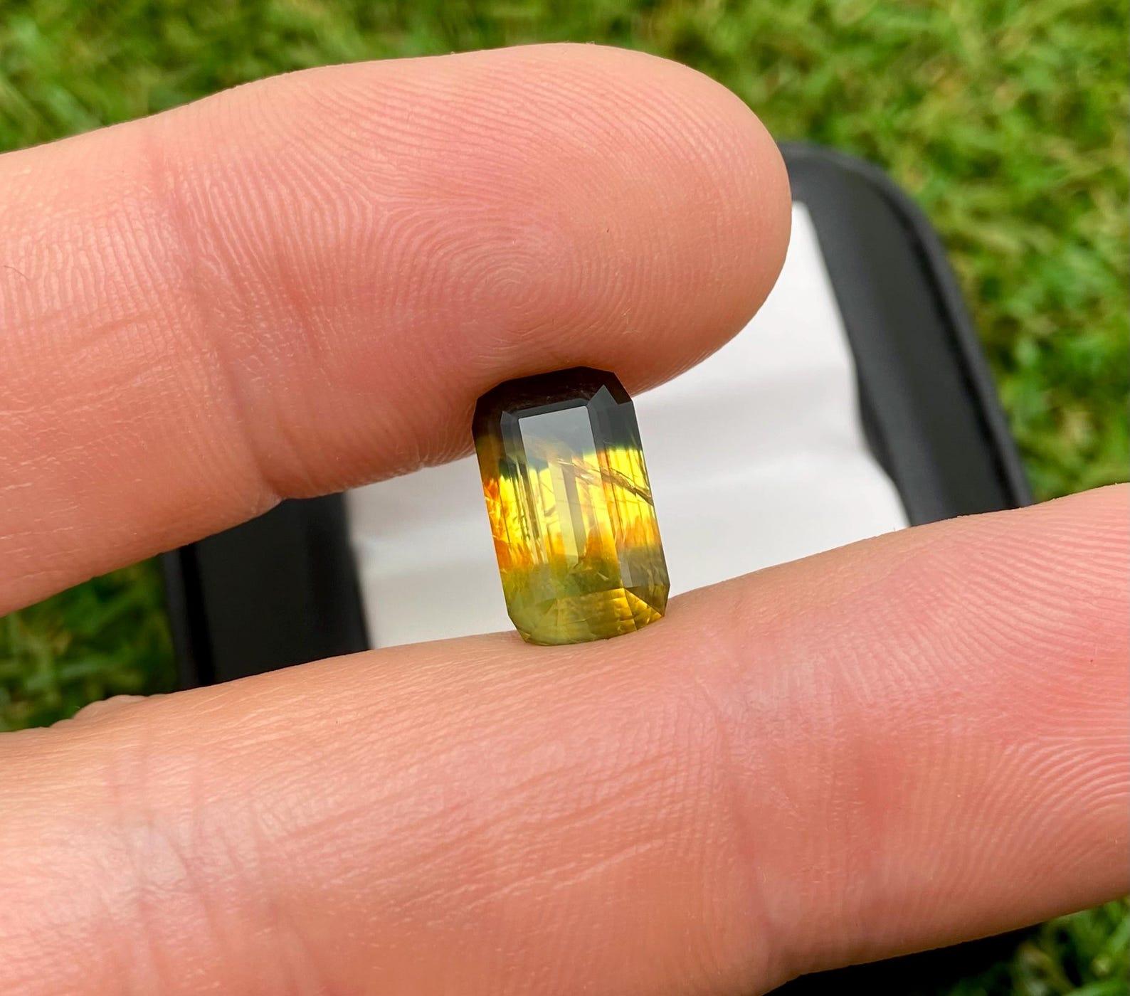 Emerald Cut Natural Bi-color Sapphire 9.43Ct Yellow-Blue loose gemstone, Nigeria, certified! For Sale