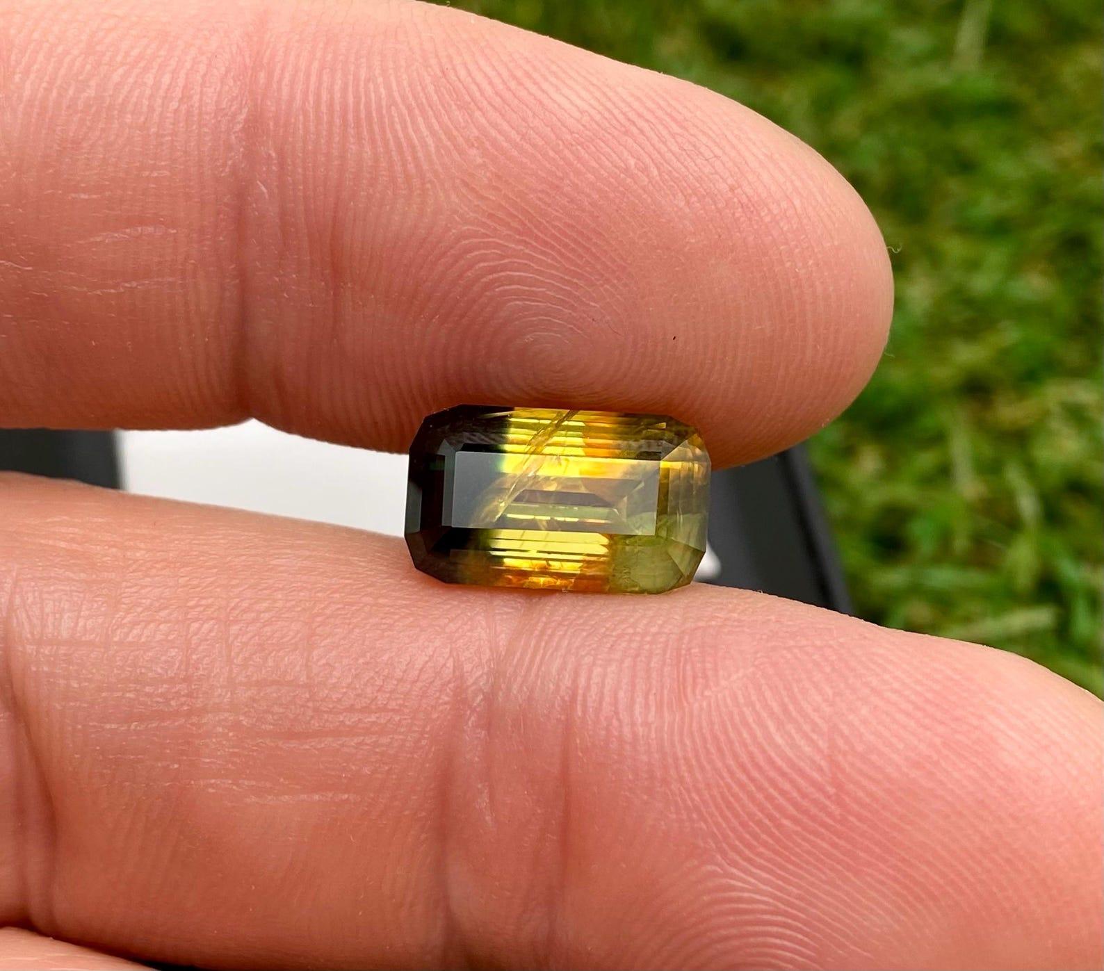Women's or Men's Natural Bi-color Sapphire 9.43Ct Yellow-Blue loose gemstone, Nigeria, certified! For Sale