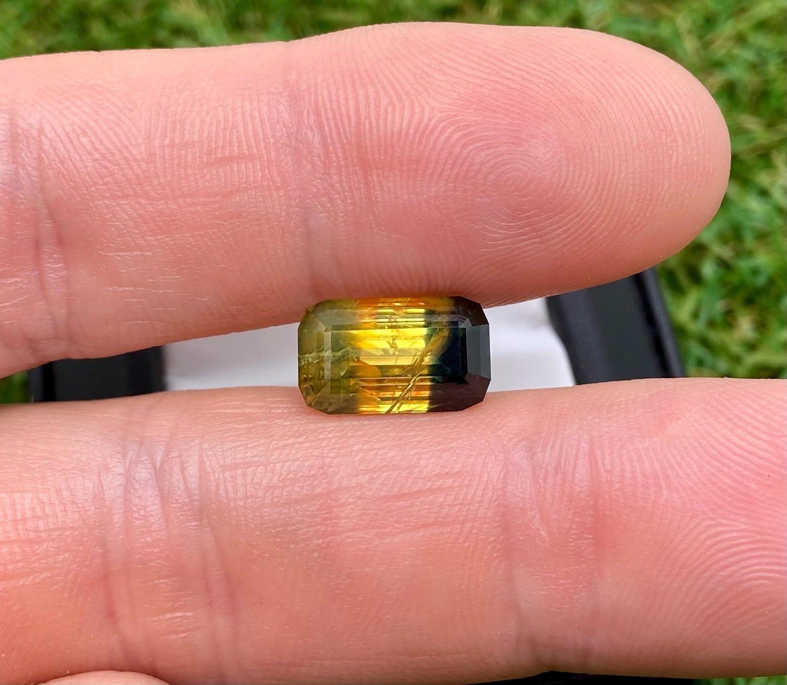Natural Bi-color Sapphire 9.43Ct Yellow-Blue loose gemstone, Nigeria, certified! For Sale 2