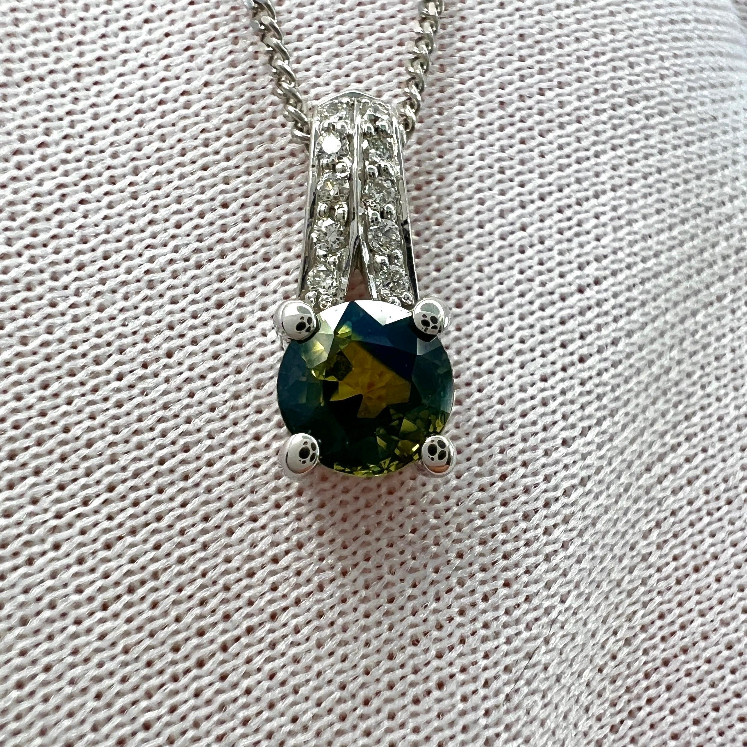 Natürliche zweifarbige australische Saphir und Diamant 18k Weißgold Anhänger Halskette.

0,70 Karat unbehandelter australischer Saphir mit einem einzigartigen blau-gelben Bicolor-Effekt. Selten zu sehen.
Dieser Saphir hat auch ausgezeichnete