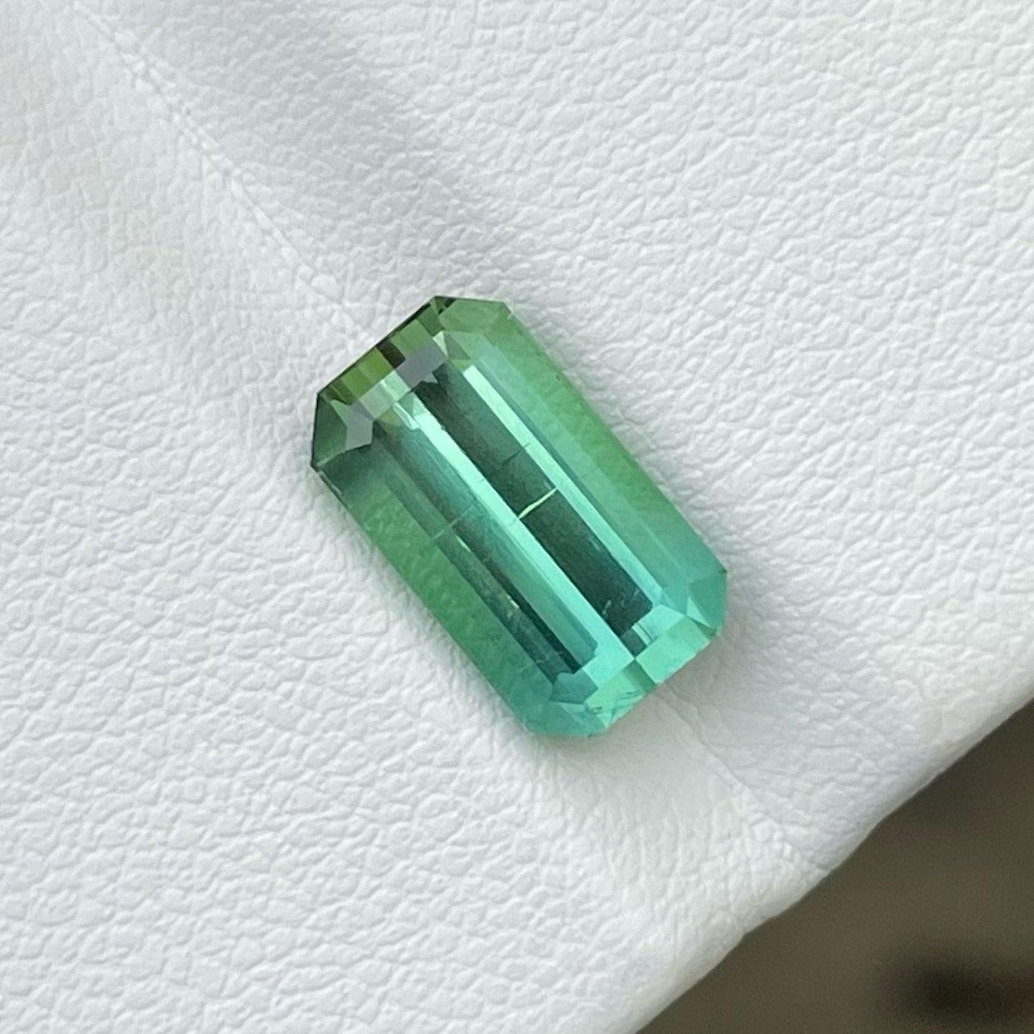 Natural Bicolor Tourmaline Stone 3.80 Carats Tourmaline Stone for Jewellery In New Condition For Sale In Bangkok, TH