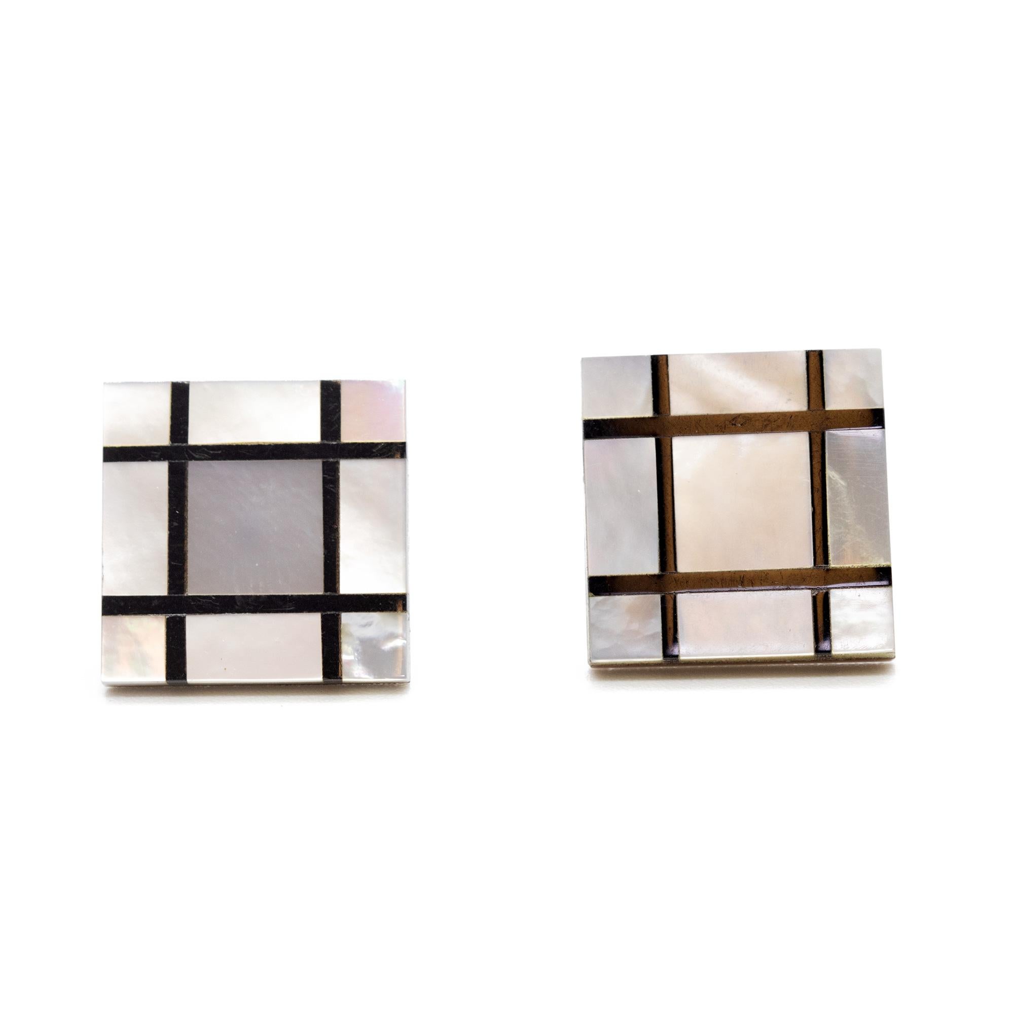 Étonnantes et magnifiques boucles d'oreilles en agate et nacre. Carrés colorés sculptés qui évoquent le travail de joaillerie artisanale italienne. Boucles d'oreilles géométriques et carrées.

Pierre de protection, la nacre apporte le doux pouvoir