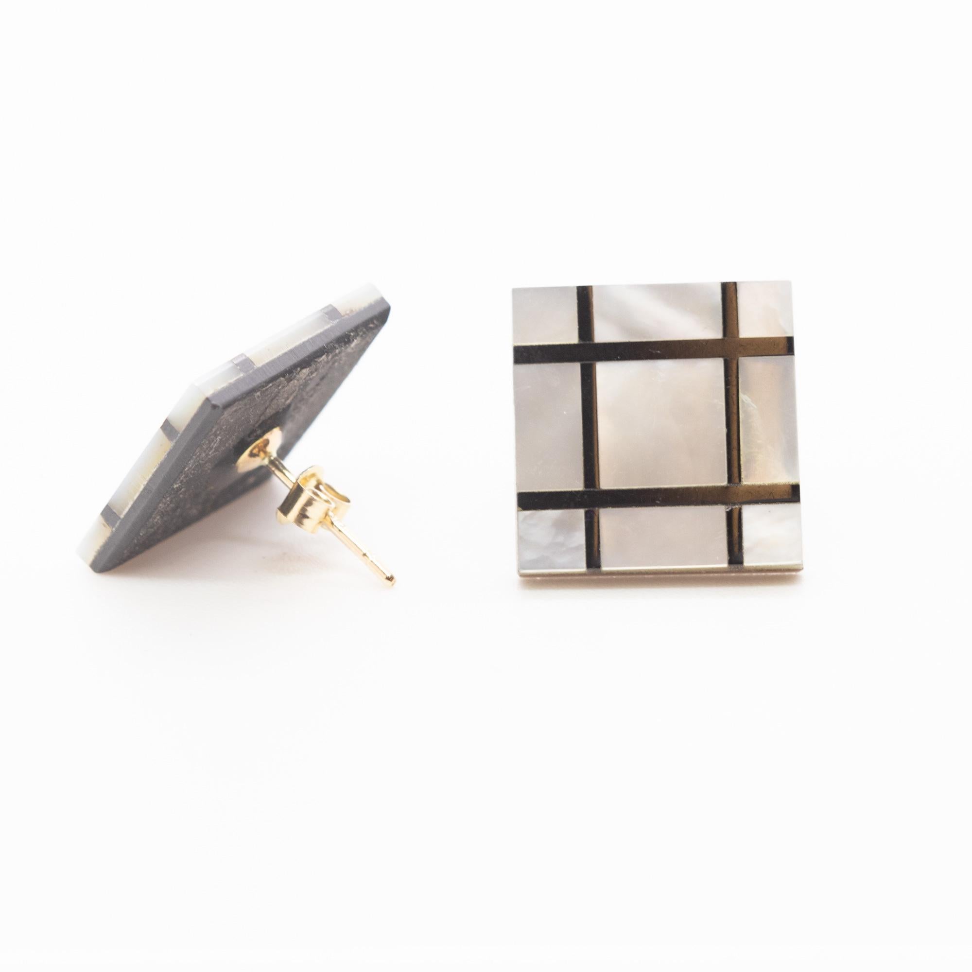 Rétro Clous d'oreilles carrés géométriques en or 14 carats avec agate noire naturelle et nacre en vente