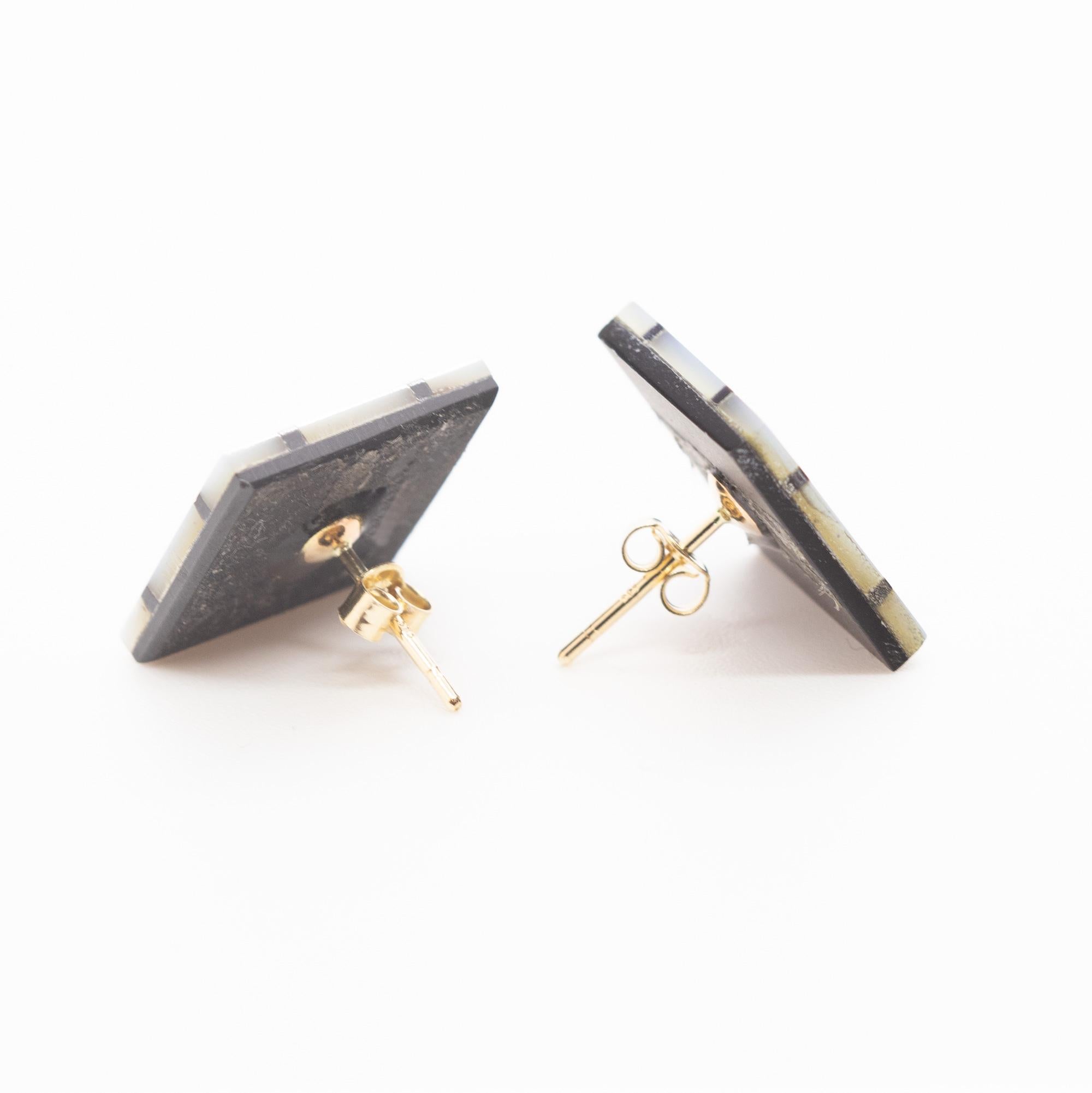 Taille ovale Clous d'oreilles carrés géométriques en or 14 carats avec agate noire naturelle et nacre en vente