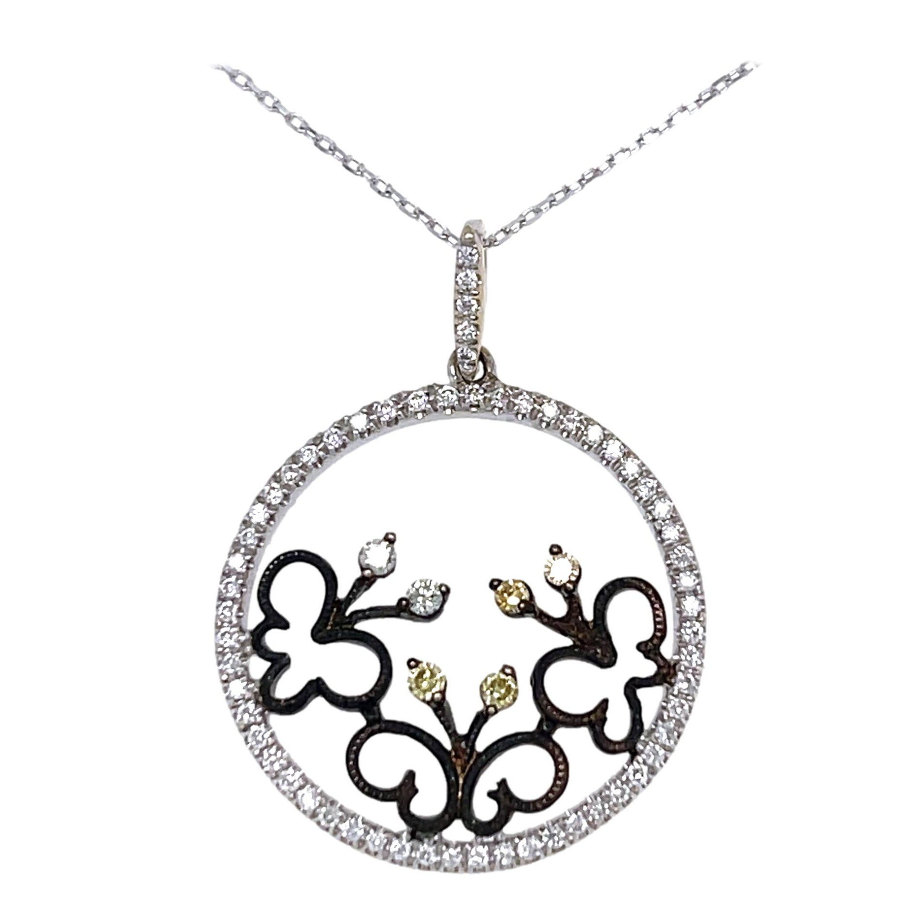 Colgante Mariposa de Diamantes Blancos y Negros Naturales en Oro Blanco de 18 K