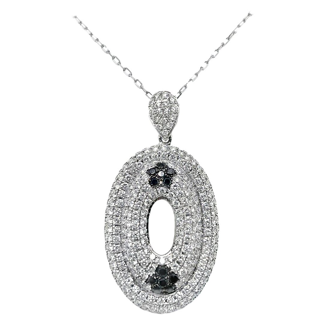 Colgante de diamantes blancos y negros naturales en oro blanco de 18 quilates