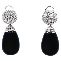 Boucles d'oreilles pendantes en or avec diamant et corail noir naturel