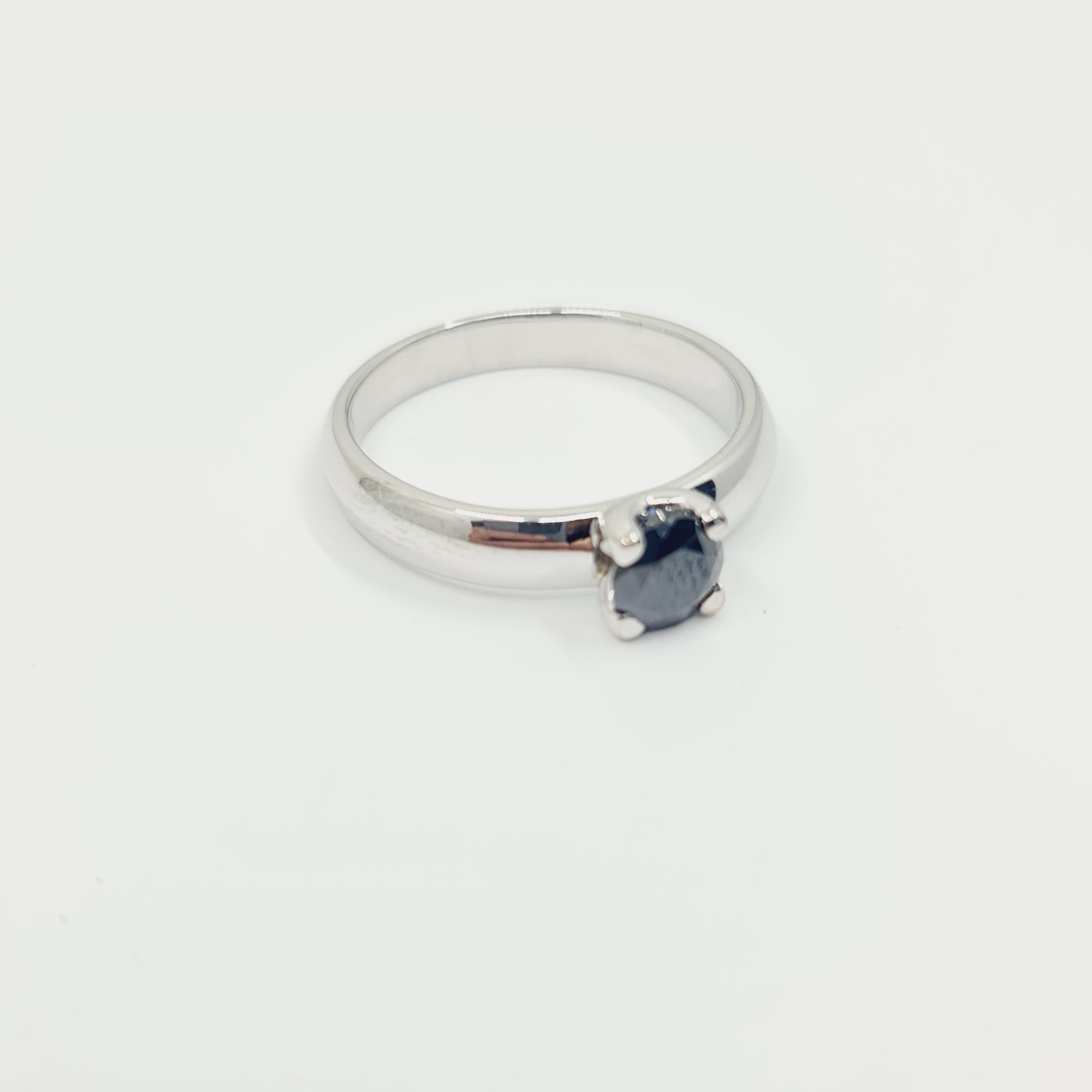 Taille ronde Bague solitaire en diamant noir naturel de 0,56 carat en serti clos en vente