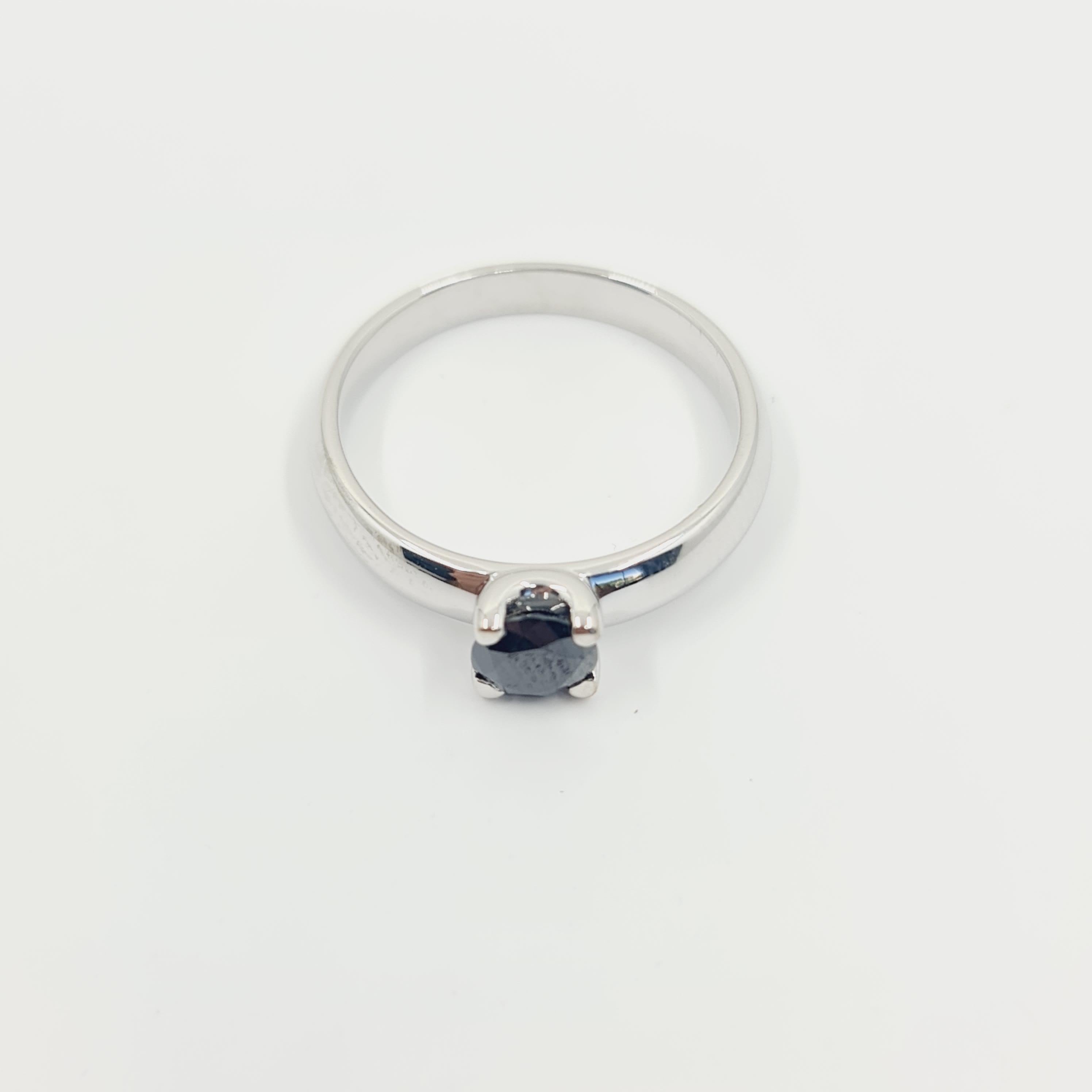 Natural Black Diamond 0.56 Carat Solitaire Ring in Prong Setting In New Condition For Sale In Darmstadt, DE