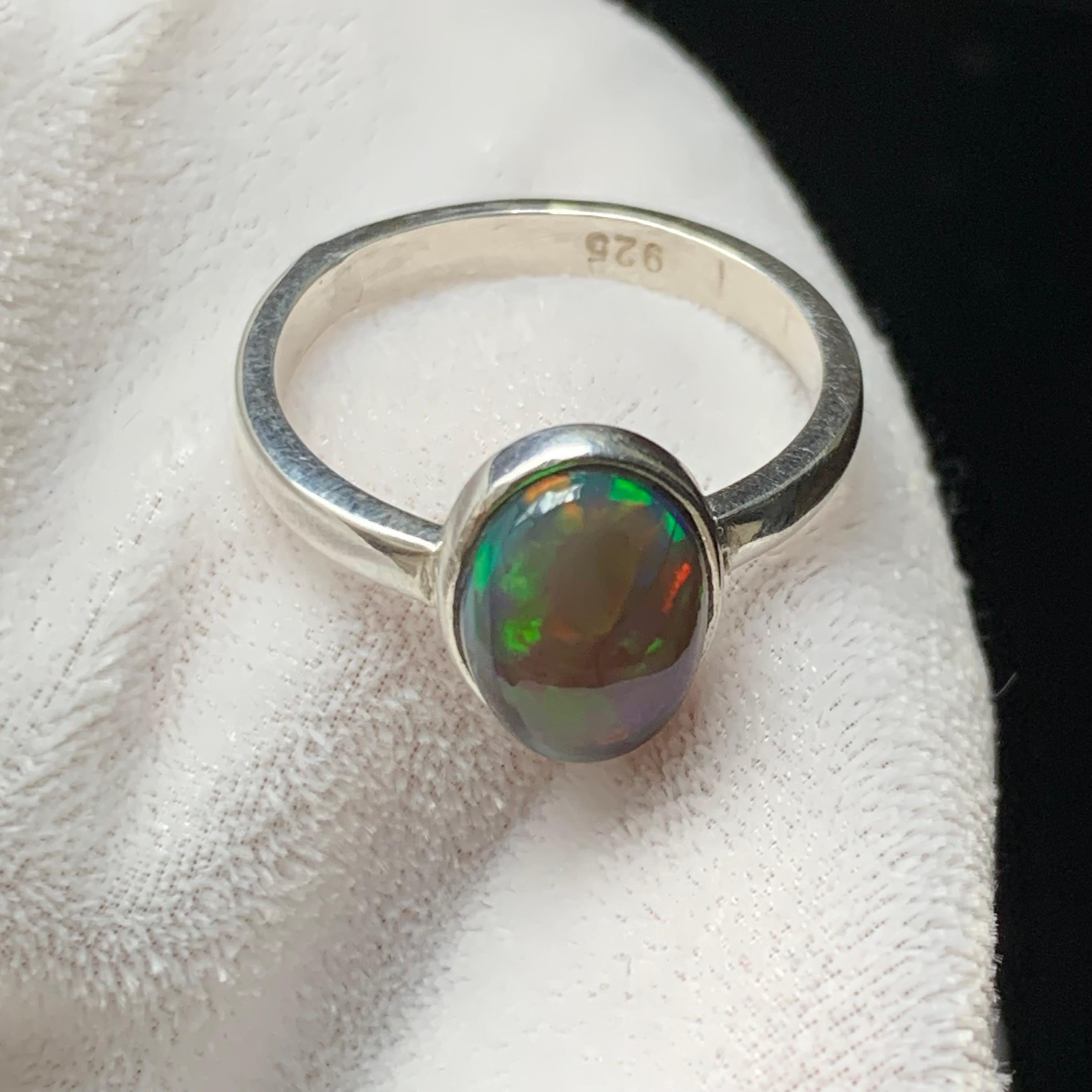 Anello con opale di fuoco nero naturale in argento 925 - Fatto a mano con giochi di colore in vendita 4