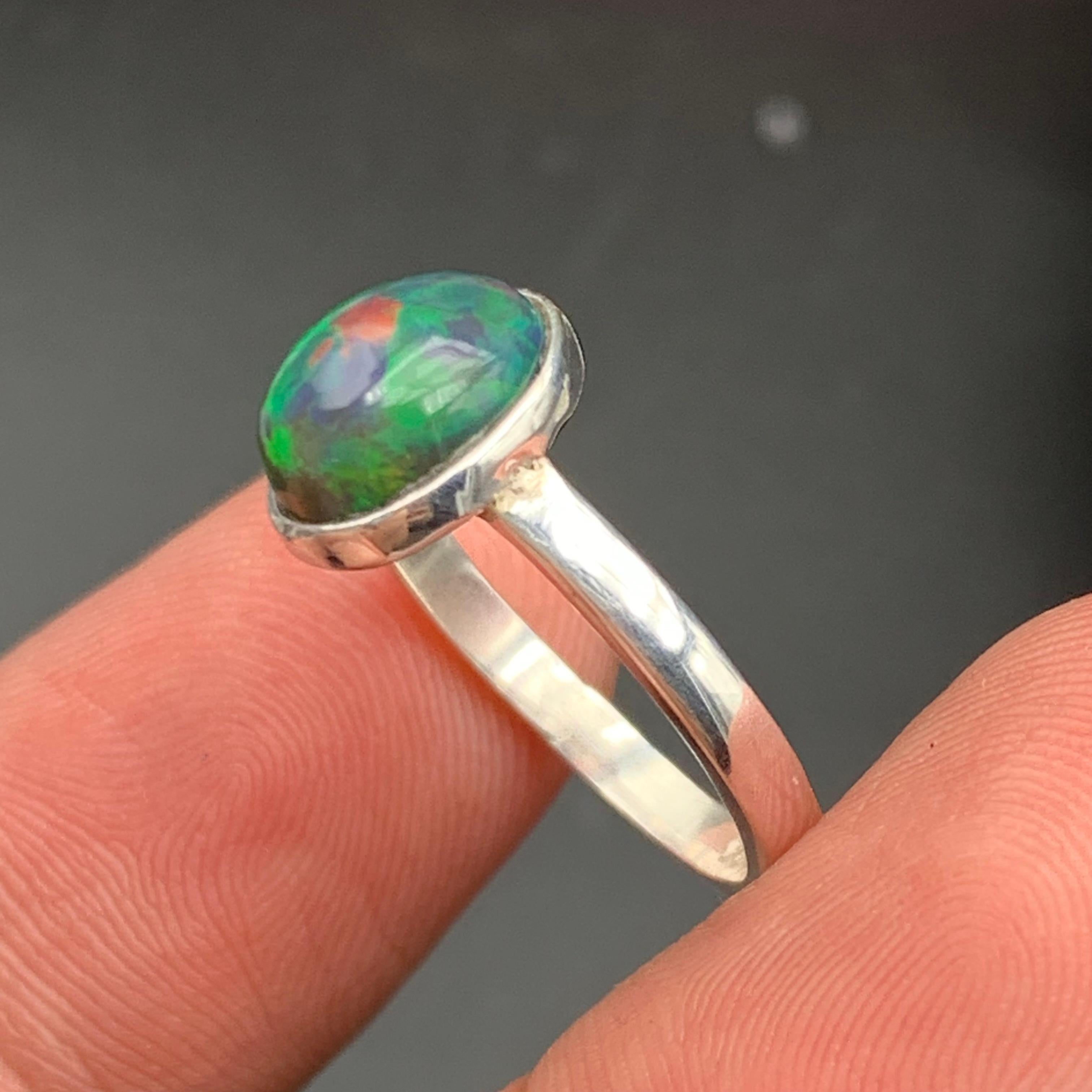 Anello con opale di fuoco nero naturale in argento 925 - Fatto a mano con giochi di colore in vendita 5