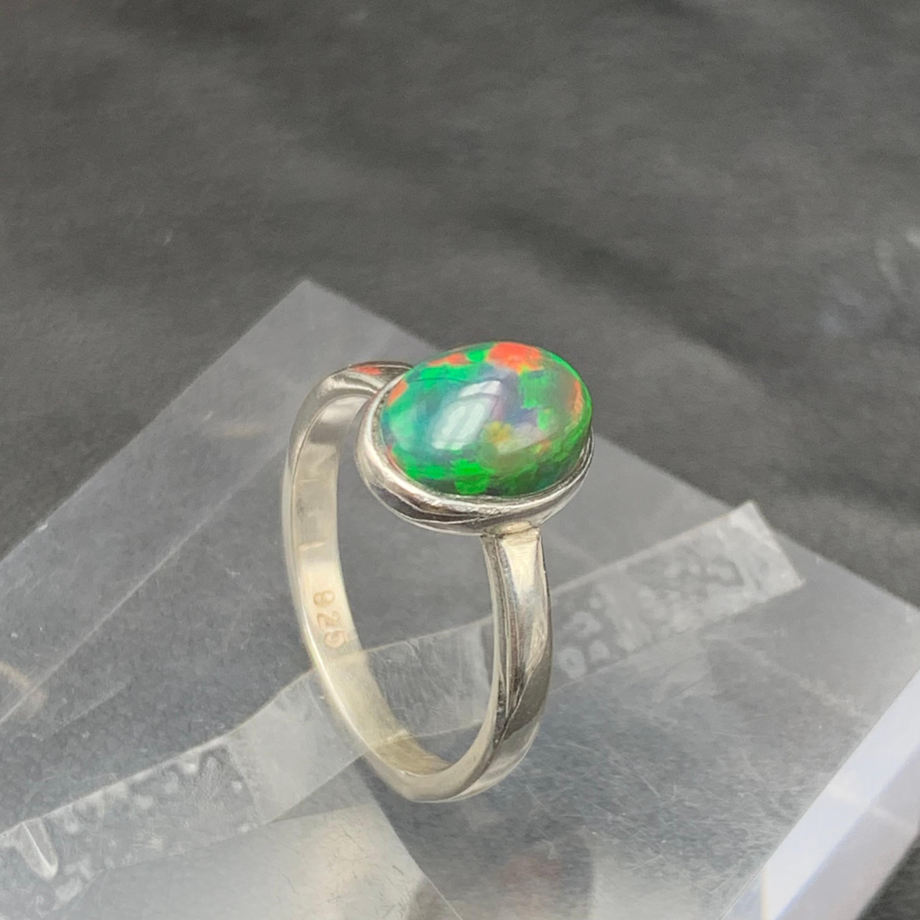 Anello con opale di fuoco nero naturale in argento 925 - Fatto a mano con giochi di colore in vendita 6