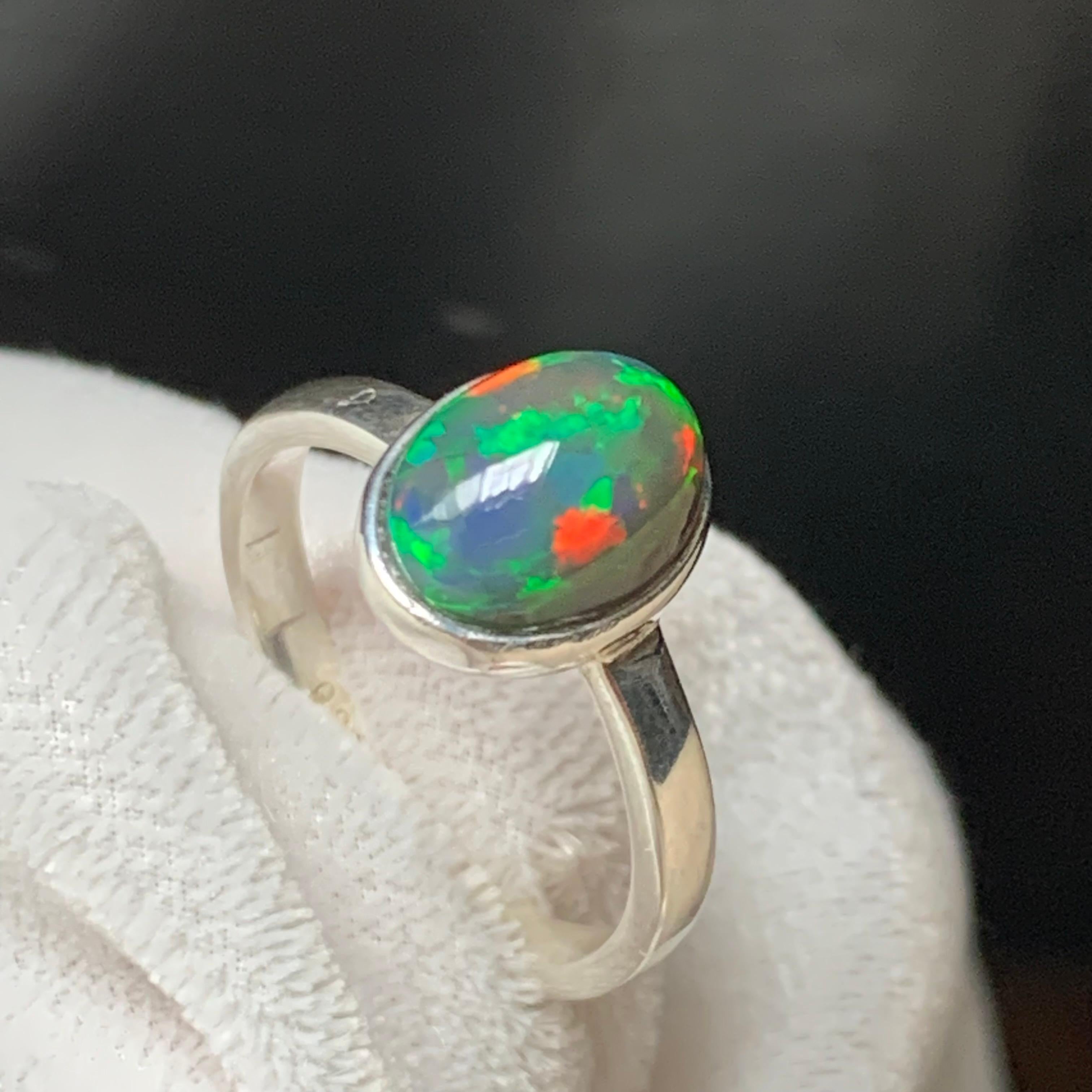 Moderno Anello con opale di fuoco nero naturale in argento 925 - Fatto a mano con giochi di colore in vendita