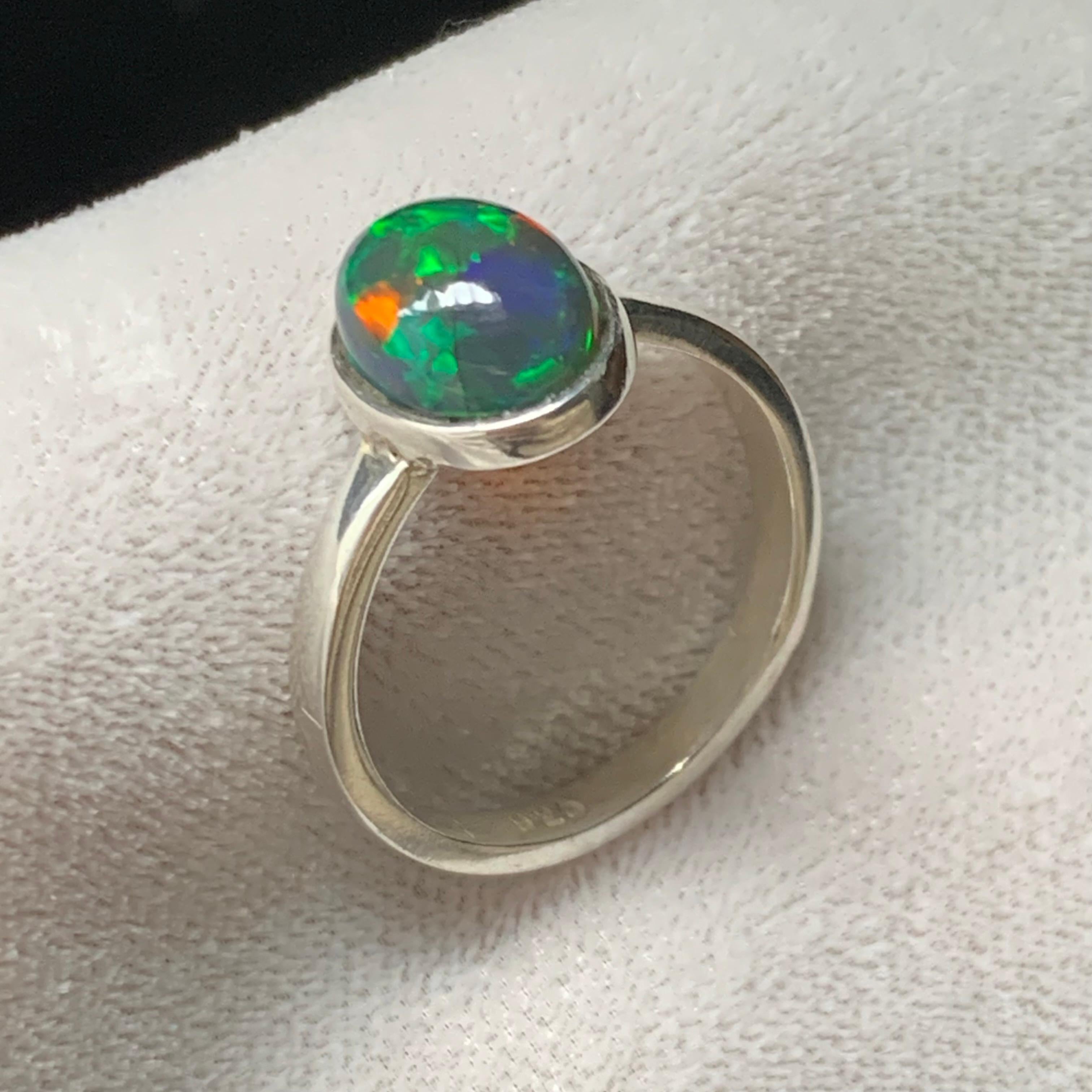Taglio smeraldo Anello con opale di fuoco nero naturale in argento 925 - Fatto a mano con giochi di colore in vendita