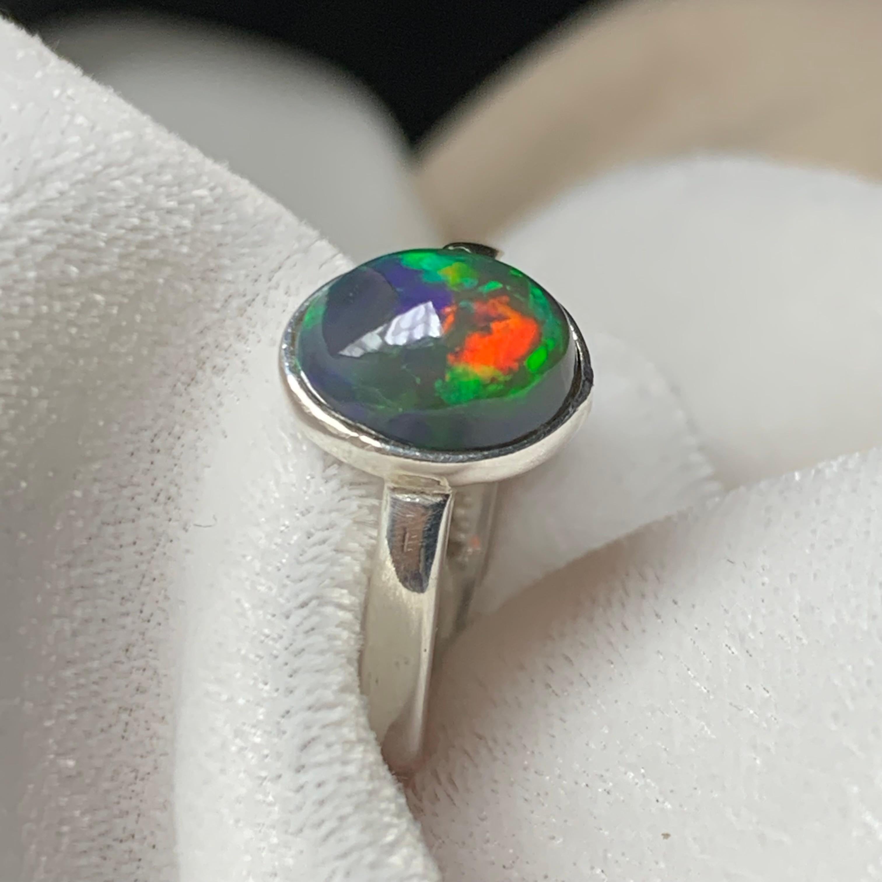 Anello con opale di fuoco nero naturale in argento 925 - Fatto a mano con giochi di colore In condizioni Nuovo in vendita a Peshawar, PK