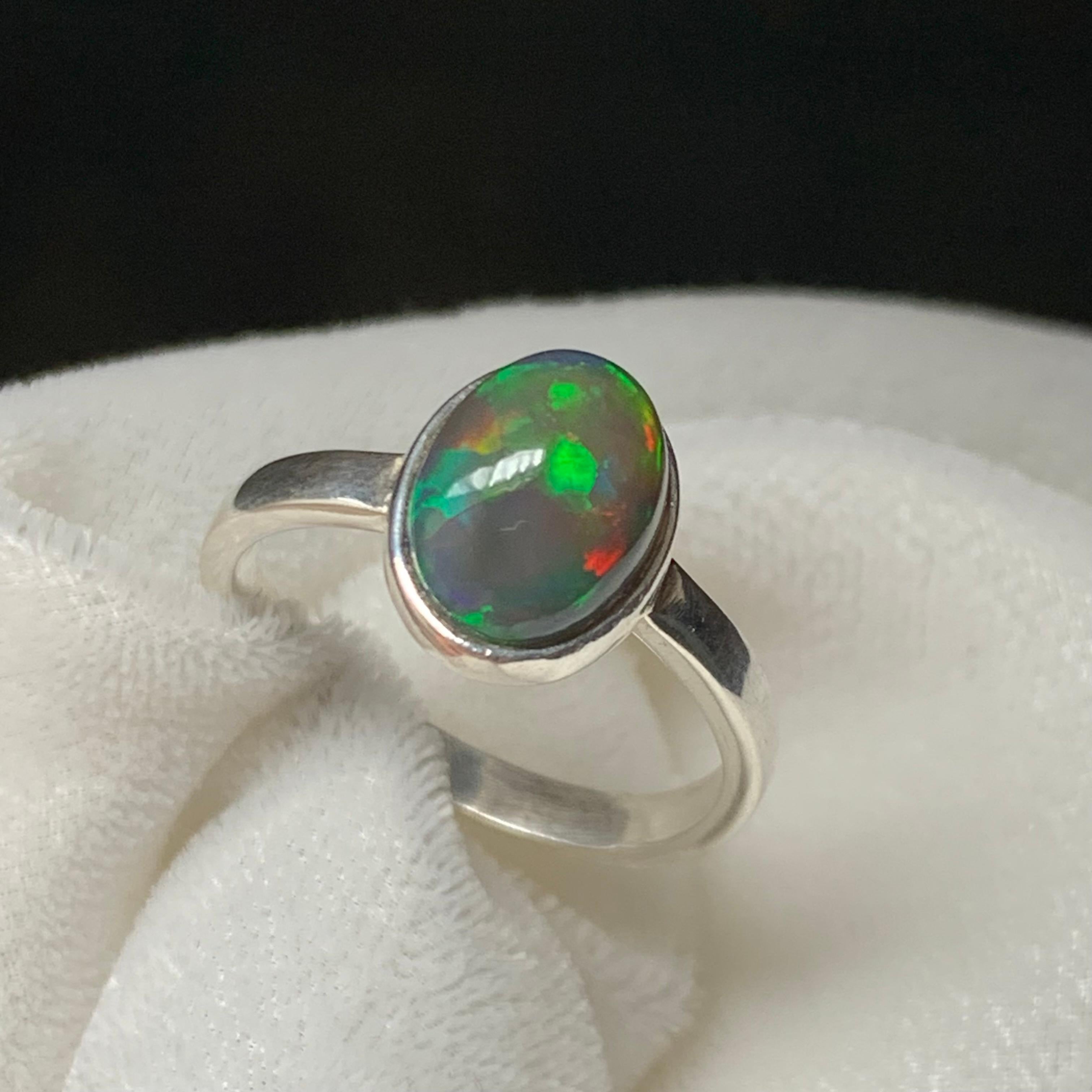 da uomo o donna Anello con opale di fuoco nero naturale in argento 925 - Fatto a mano con giochi di colore in vendita
