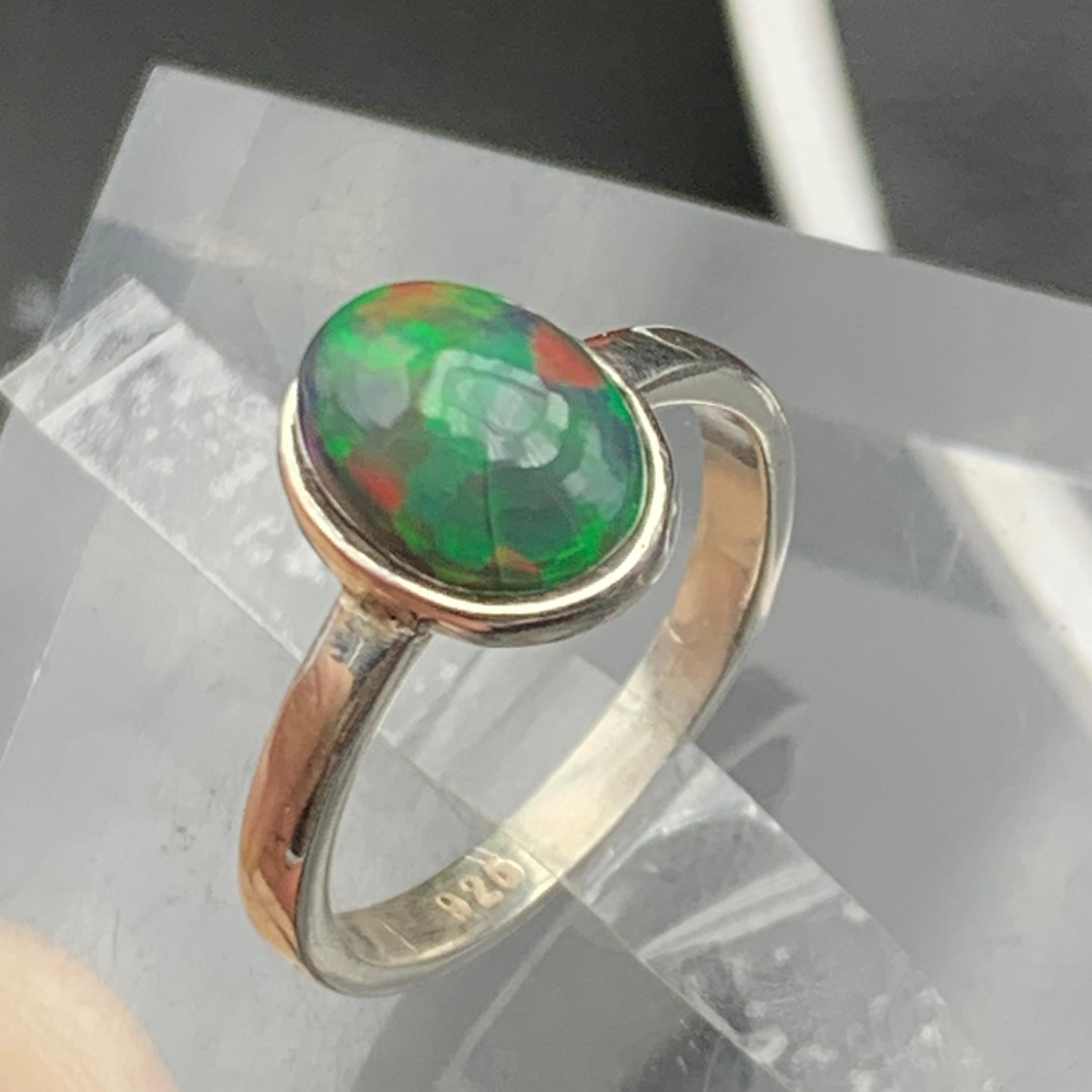 Anello con opale di fuoco nero naturale in argento 925 - Fatto a mano con giochi di colore in vendita 1