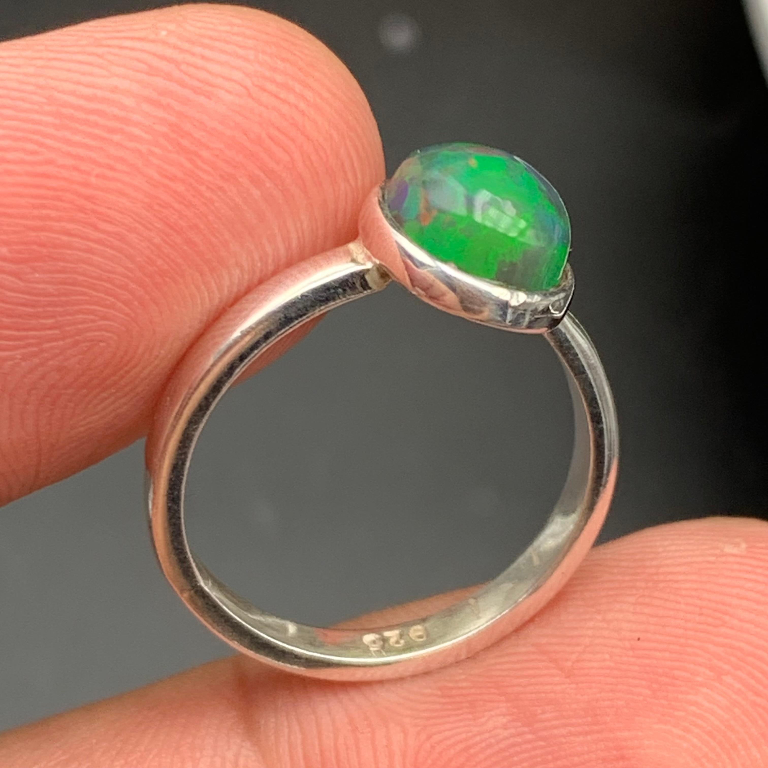 Anello con opale di fuoco nero naturale in argento 925 - Fatto a mano con giochi di colore in vendita 2