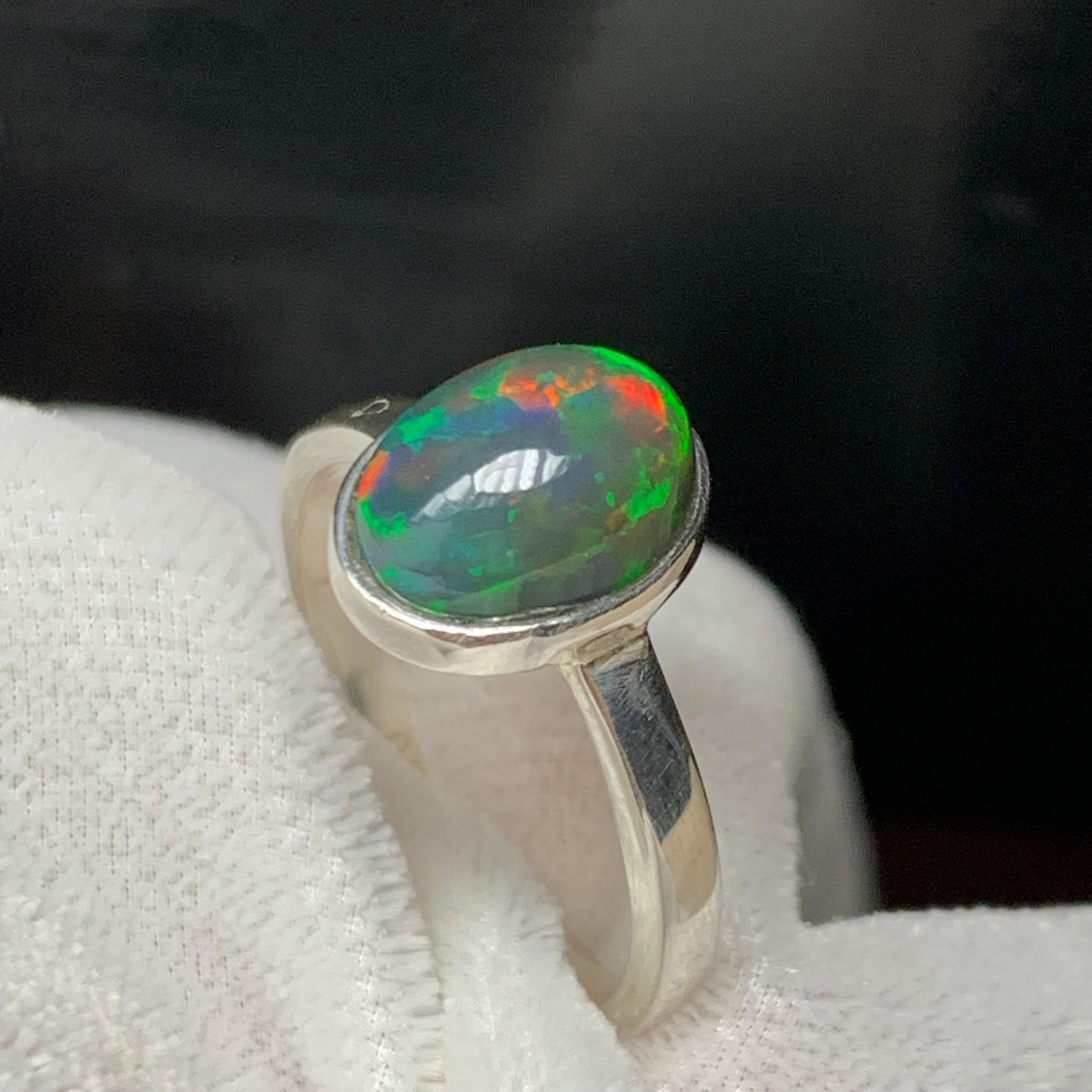 Anello con opale di fuoco nero naturale in argento 925 - Fatto a mano con giochi di colore in vendita 3