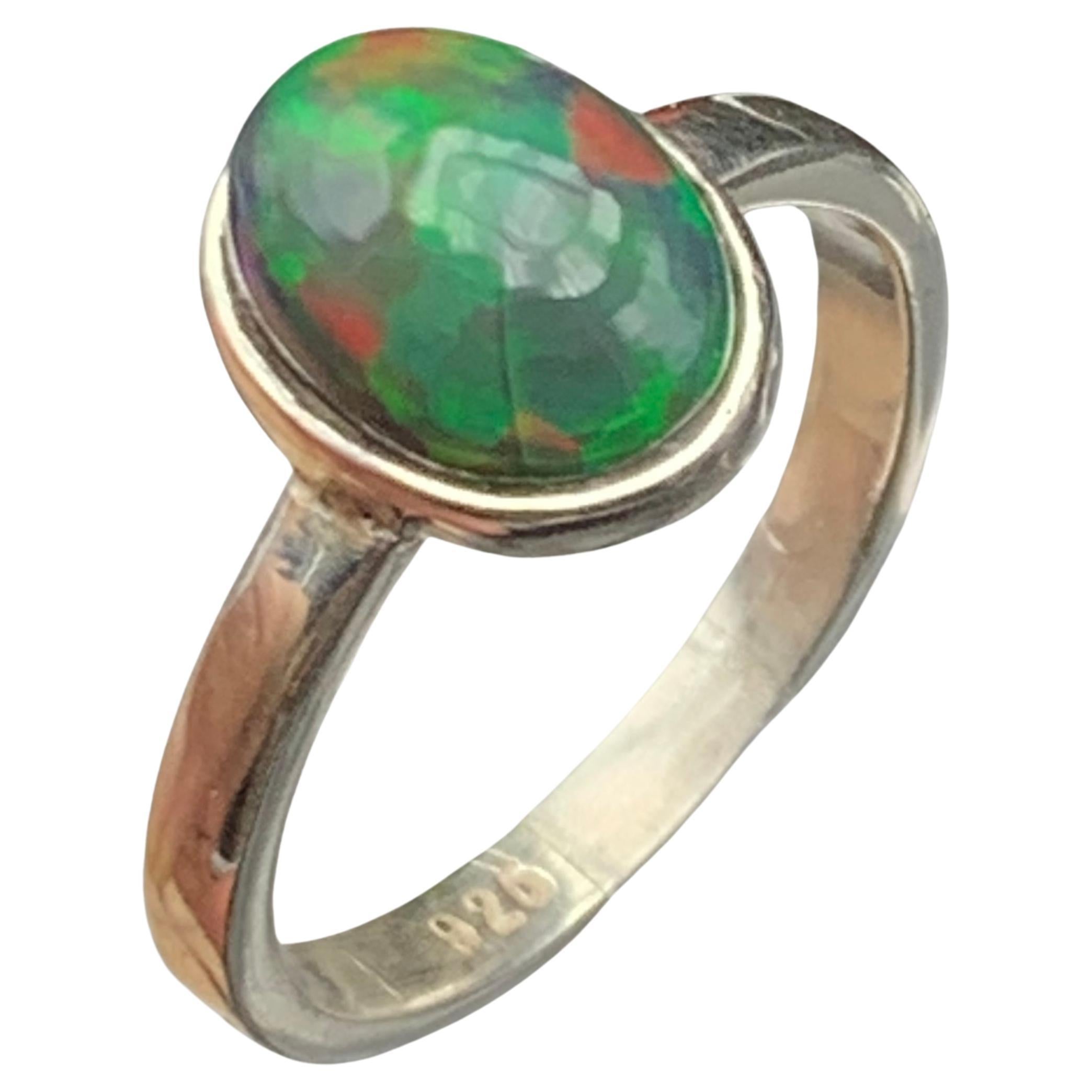 Anello con opale di fuoco nero naturale in argento 925 - Fatto a mano con giochi di colore in vendita