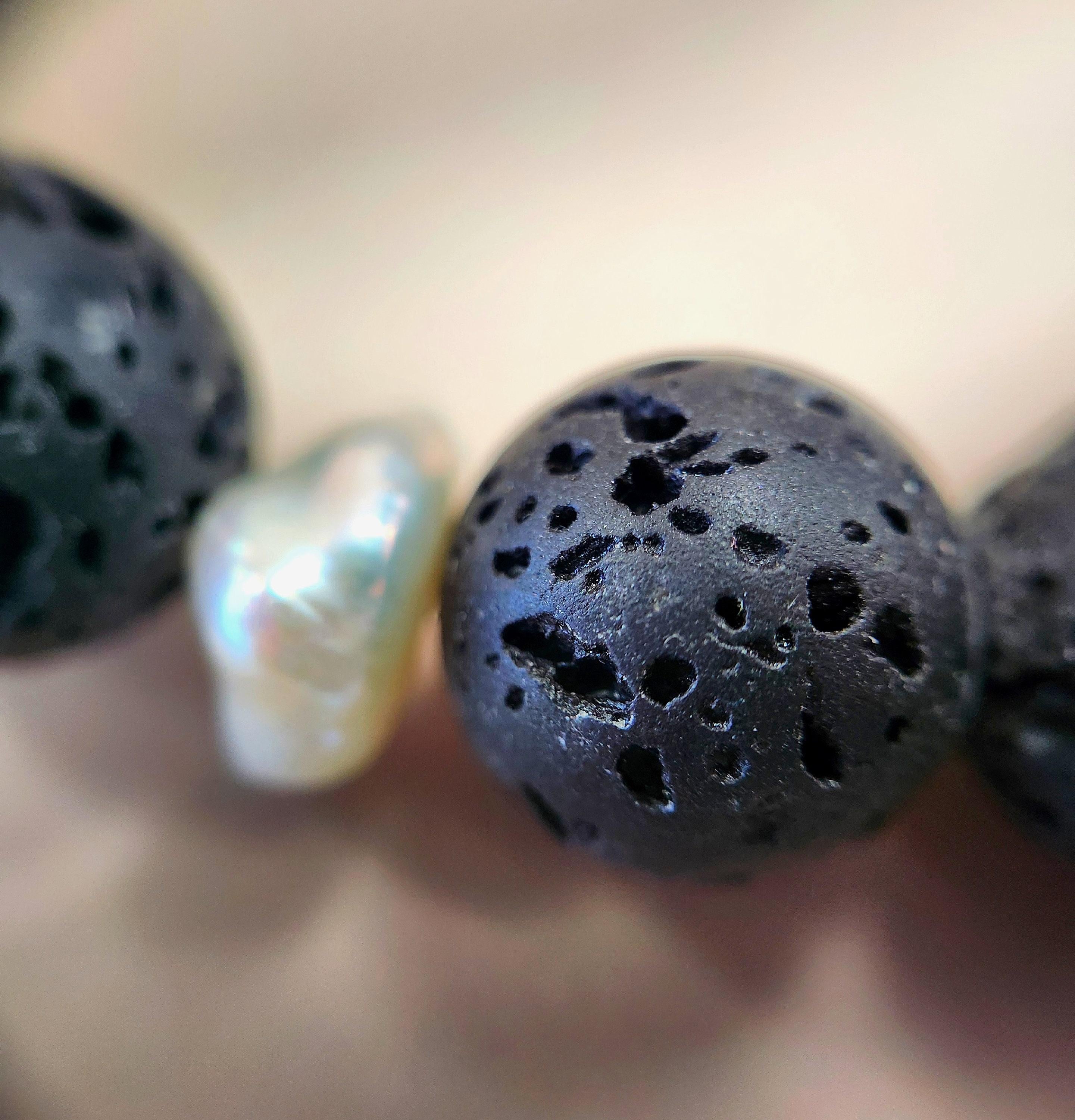 Natural Black Lava and Kashi Pearl Bracelet In Good Condition For Sale In Los Angeles, CA