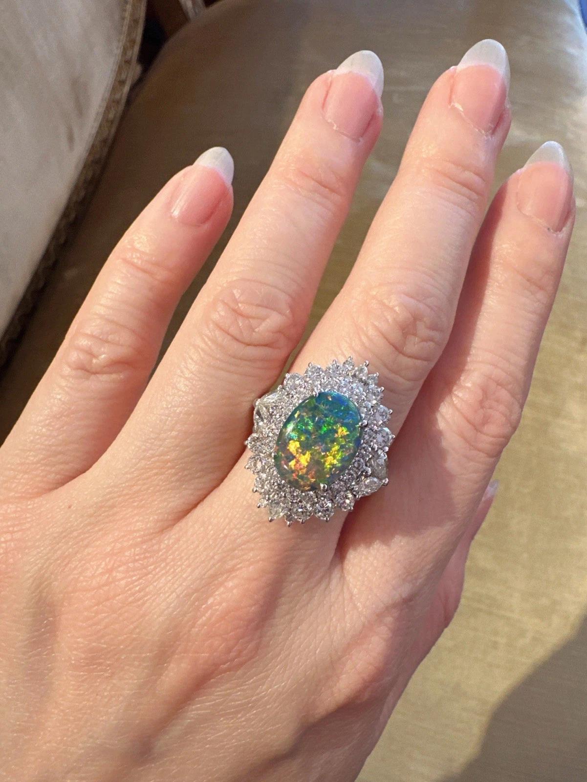 Natürlicher Schwarzer Opal 2,53 ct und Diamant-Cocktailring aus Platin

Der Ring aus natürlichem schwarzem Opal zeigt einen 2,53 Karat schweren ovalen Cabochon aus schwarzem Opal mit grünen, gelben, orangefarbenen, roten und blauen Reflexen, umgeben