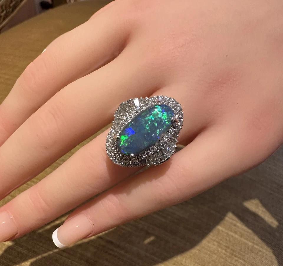 Bague cocktail en platine, opale noire naturelle 3.77 carats et diamants

La bague en opale noire et diamant est composée d'une opale noire ovale au centre avec des éclats de couleur verte et bleue, accentuée par une rangée de diamants ronds et