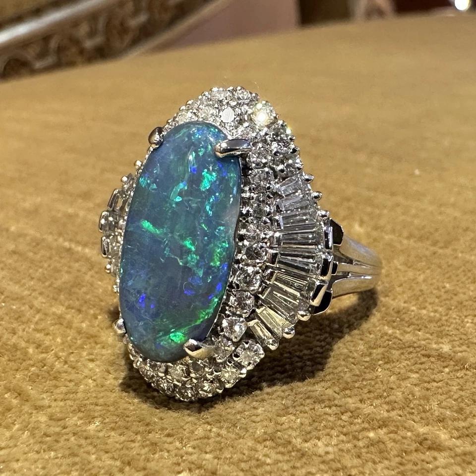 Taille cabochon Bague cocktail en platine, opale noire naturelle 3.77 carats et diamants en vente