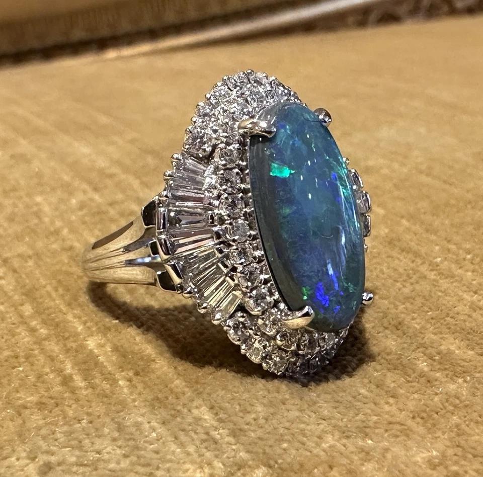 Bague cocktail en platine, opale noire naturelle 3.77 carats et diamants en vente 1