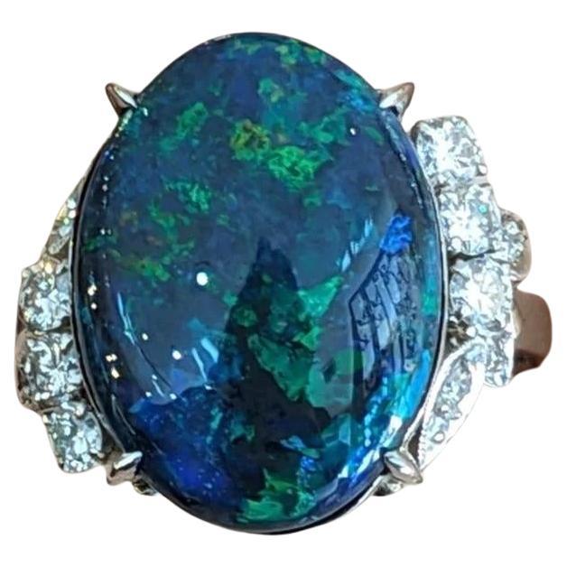 Anello cocktail con opale nero naturale da 6,45 carati e diamanti in platino in vendita