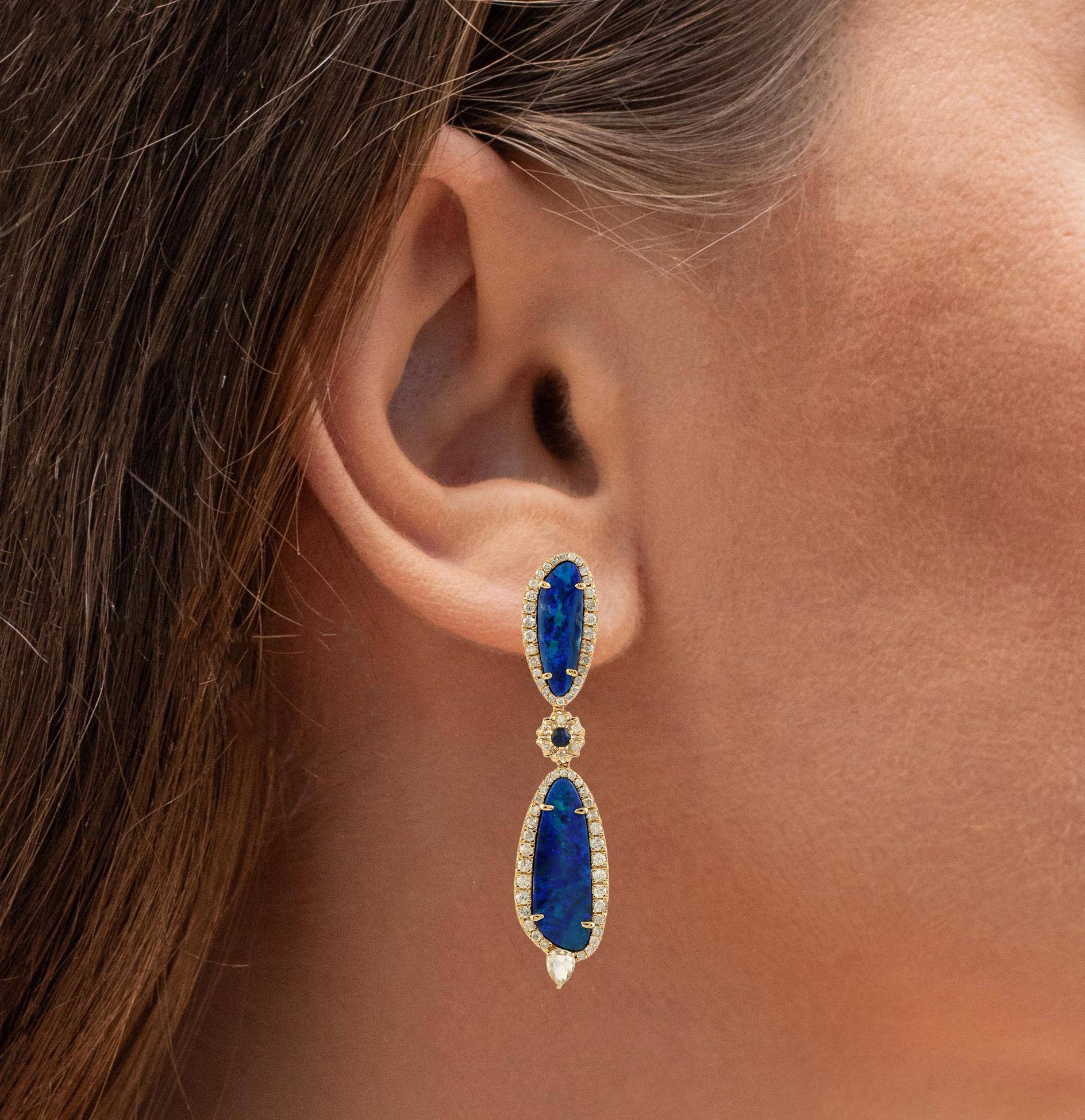 Ohrhänger mit natürlichem schwarzem Opal, blauen Saphiren und Diamanten, 18 Karat Gold (Zeitgenössisch) im Angebot