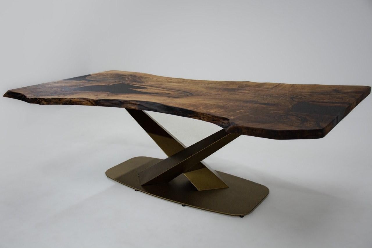 Turc Table en bois avec dalle de racines en noyer noir naturel en vente