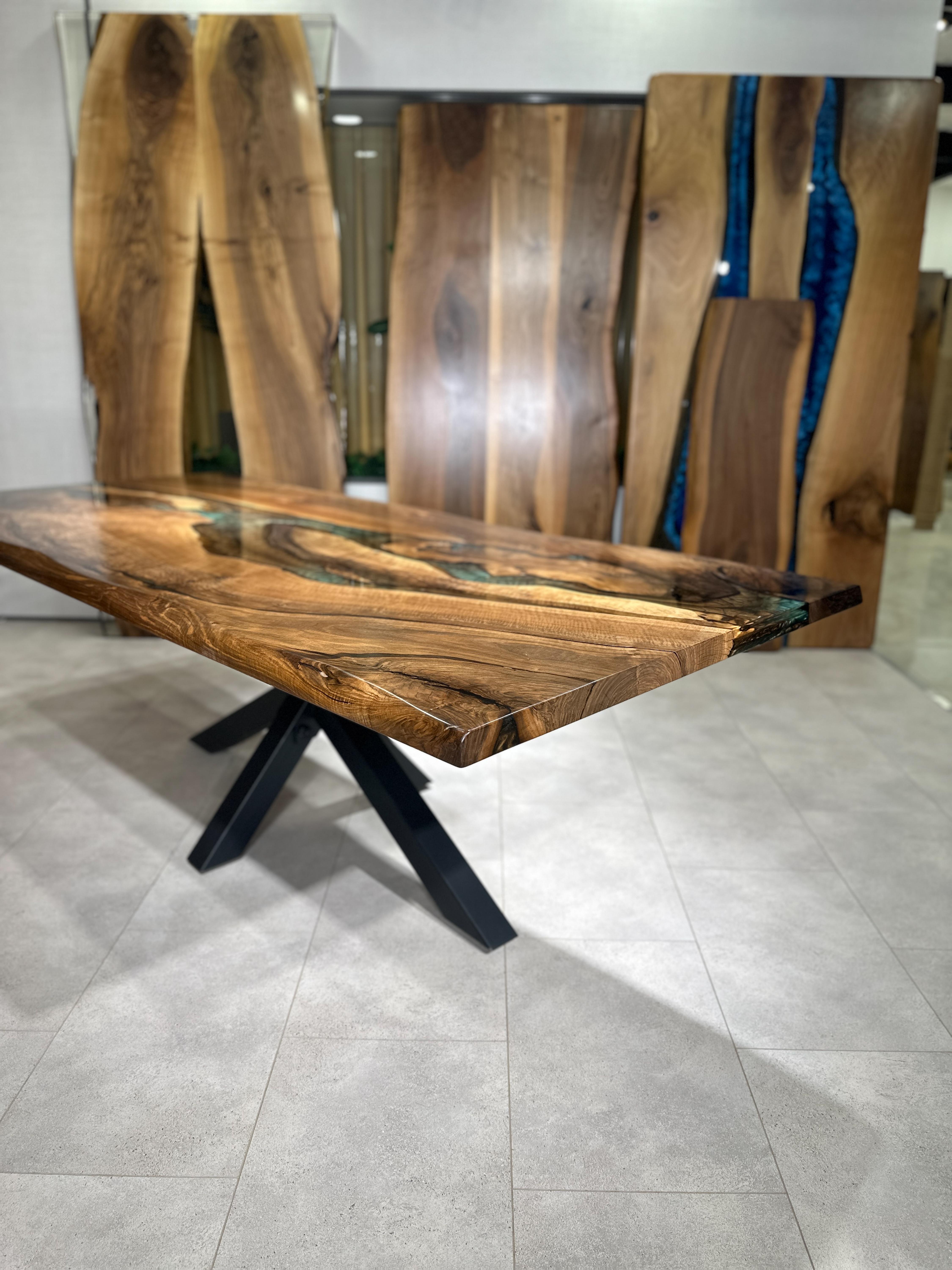 Mesa de comedor de madera de nogal negro con resina epoxi verde y marrón en venta 2