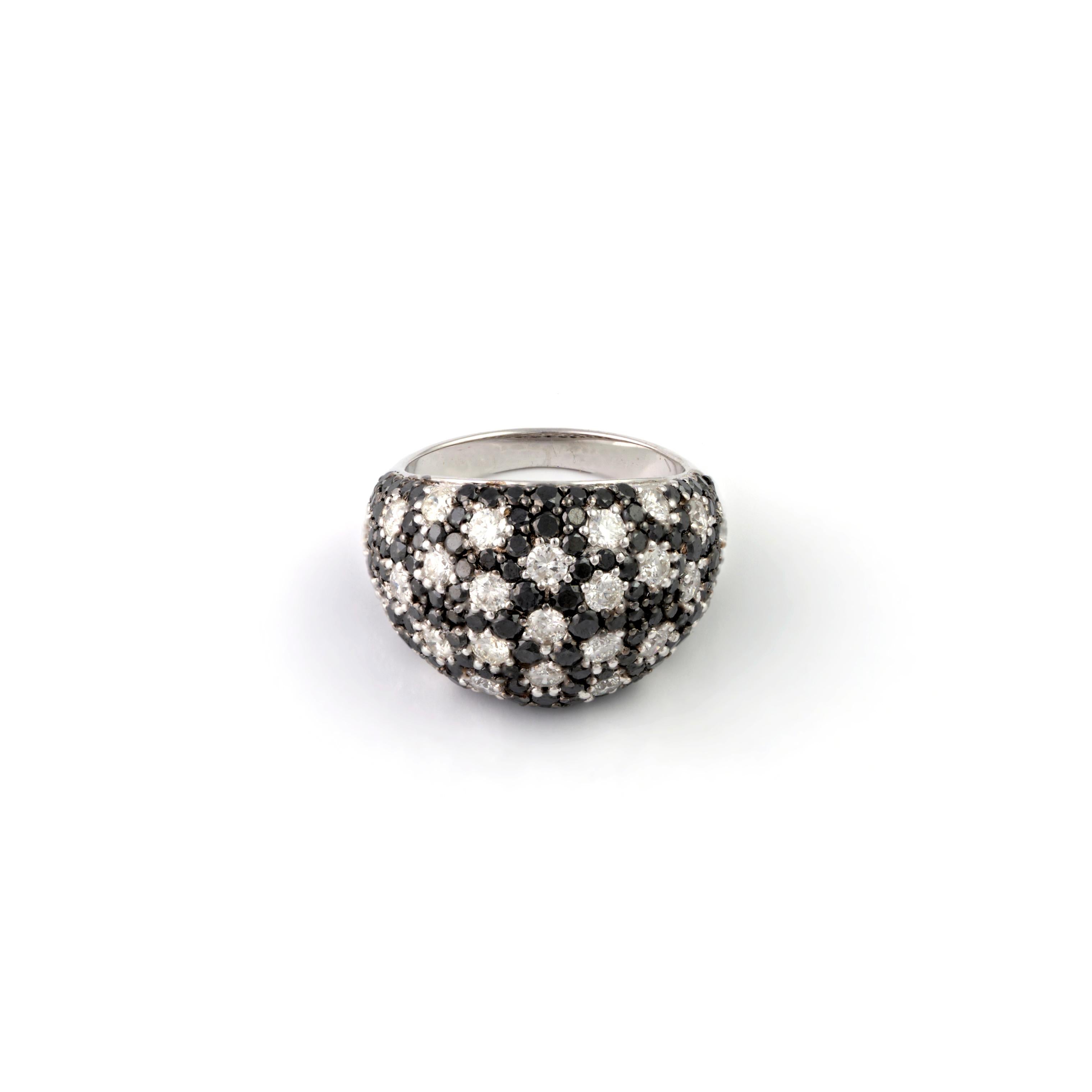 Dies ist eine erstaunliche natürliche  4.73 Karat schwarz & Diamant  von Gold Gewicht ist 9,56 gms (18k)

Es ist sehr schwer, die wahre Farbe und den Glanz des Steins zu erfassen, habe ich versucht, Bilder hinzuzufügen, die professionell und von mir