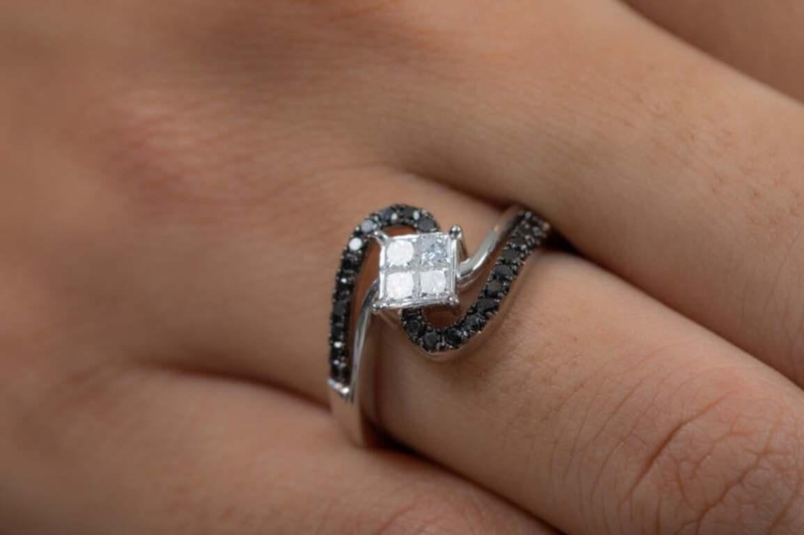 Im Angebot: Natürlicher Schwarz-Weiß-Diamant-Hochzeitsring, Geschenk für sie aus 18 Karat massivem Weißgold () 12
